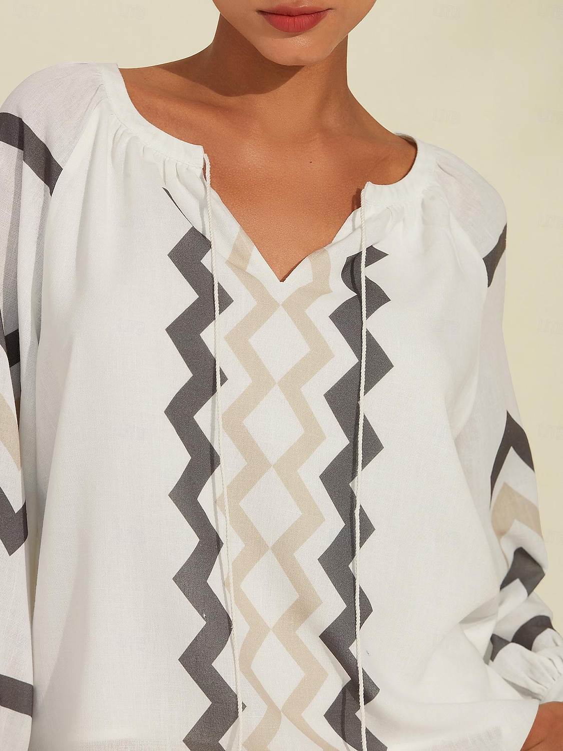 top con scollo a V e maniche a sbuffo geometriche del 2026 a $21.99 –P3