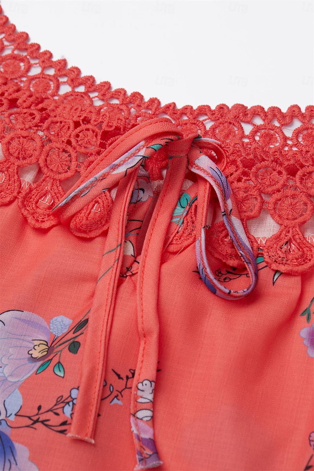 Blouses en dentelle blanche élégante pour femmes blouses ajourées basiques florales imprimées courtes tops réguliers col en V décontractés romantiques petits tops pour l'été vêtements de vacances de 2025 ? $16.99 –P10