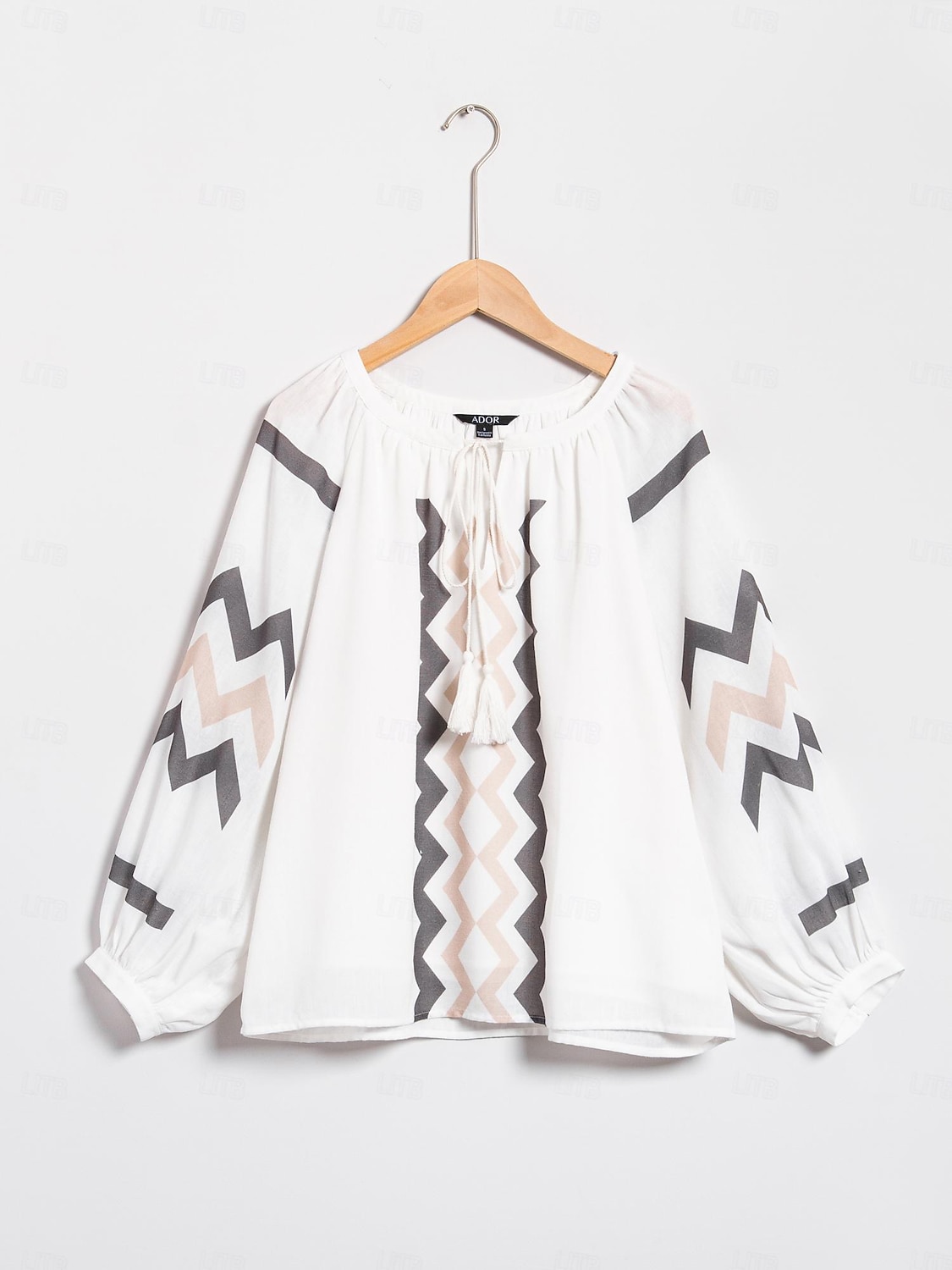 top con scollo a V e maniche a sbuffo geometriche del 2026 a $21.99 –P7