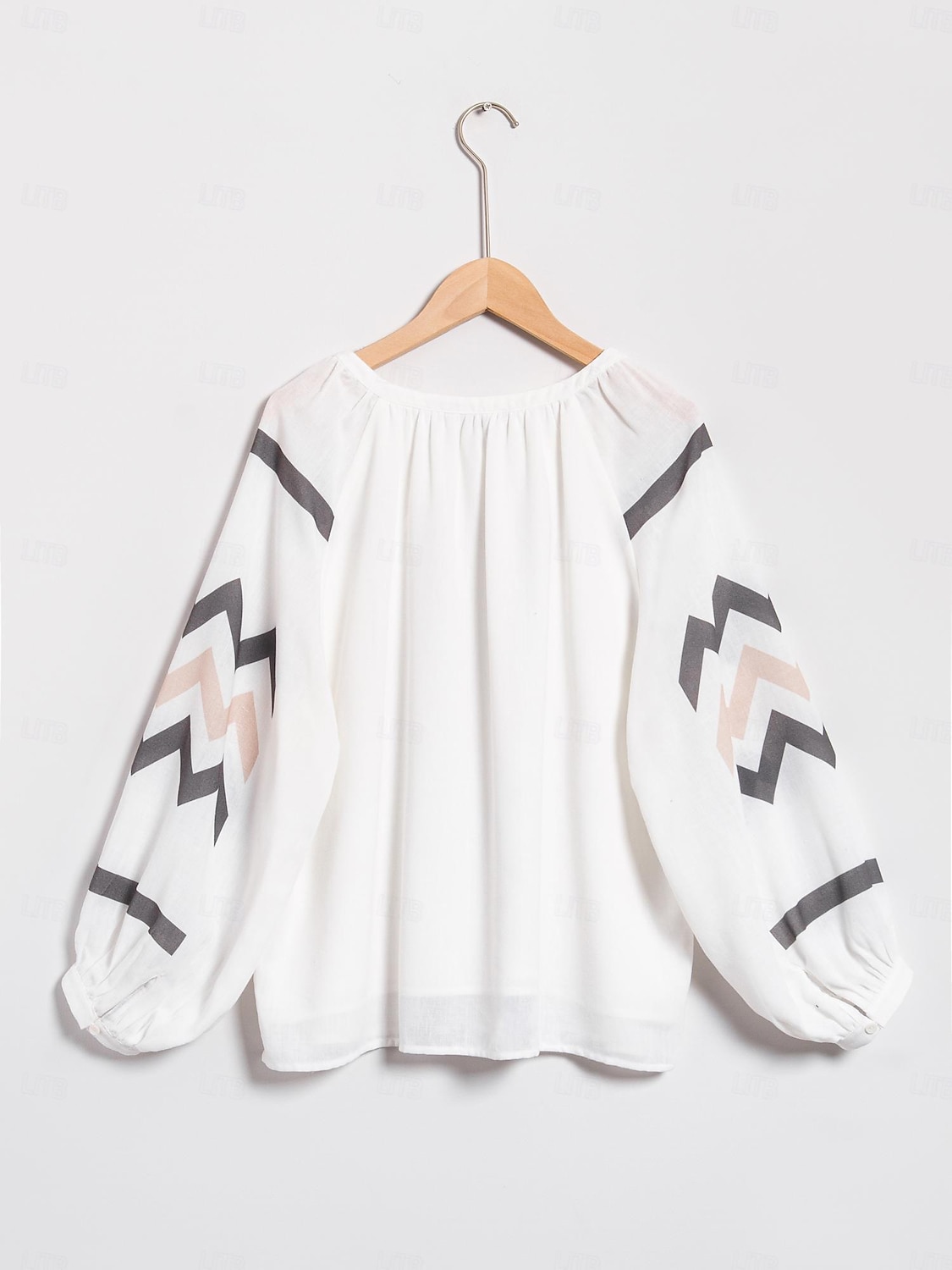 top con scollo a V e maniche a sbuffo geometriche del 2026 a $21.99 –P8