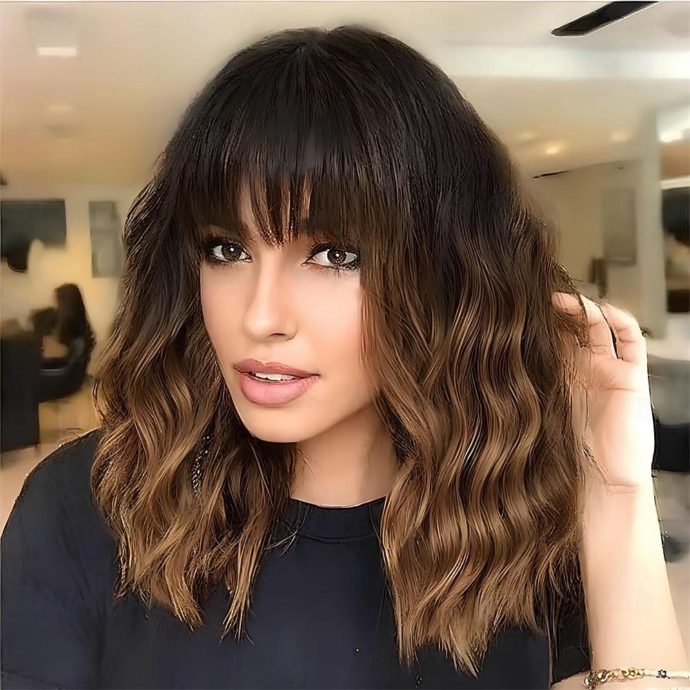 parrucca ondulata grigio argento con frangia per le donne parrucche grigie ombre lunghezza fino alle spalle parrucca riccia bob dall'aspetto naturale bianco argento con radici scure capelli sintetici del 2025 a $21.99 –P4