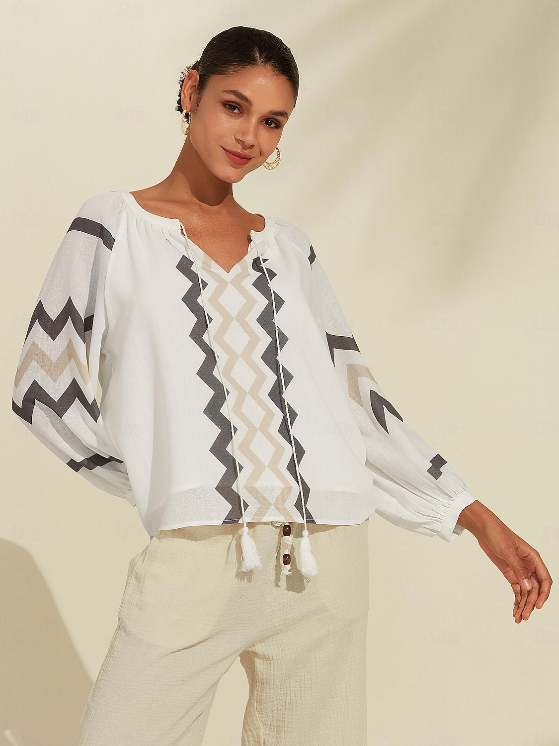 top con scollo a V e maniche a sbuffo geometriche del 2026 a $21.99 –P1