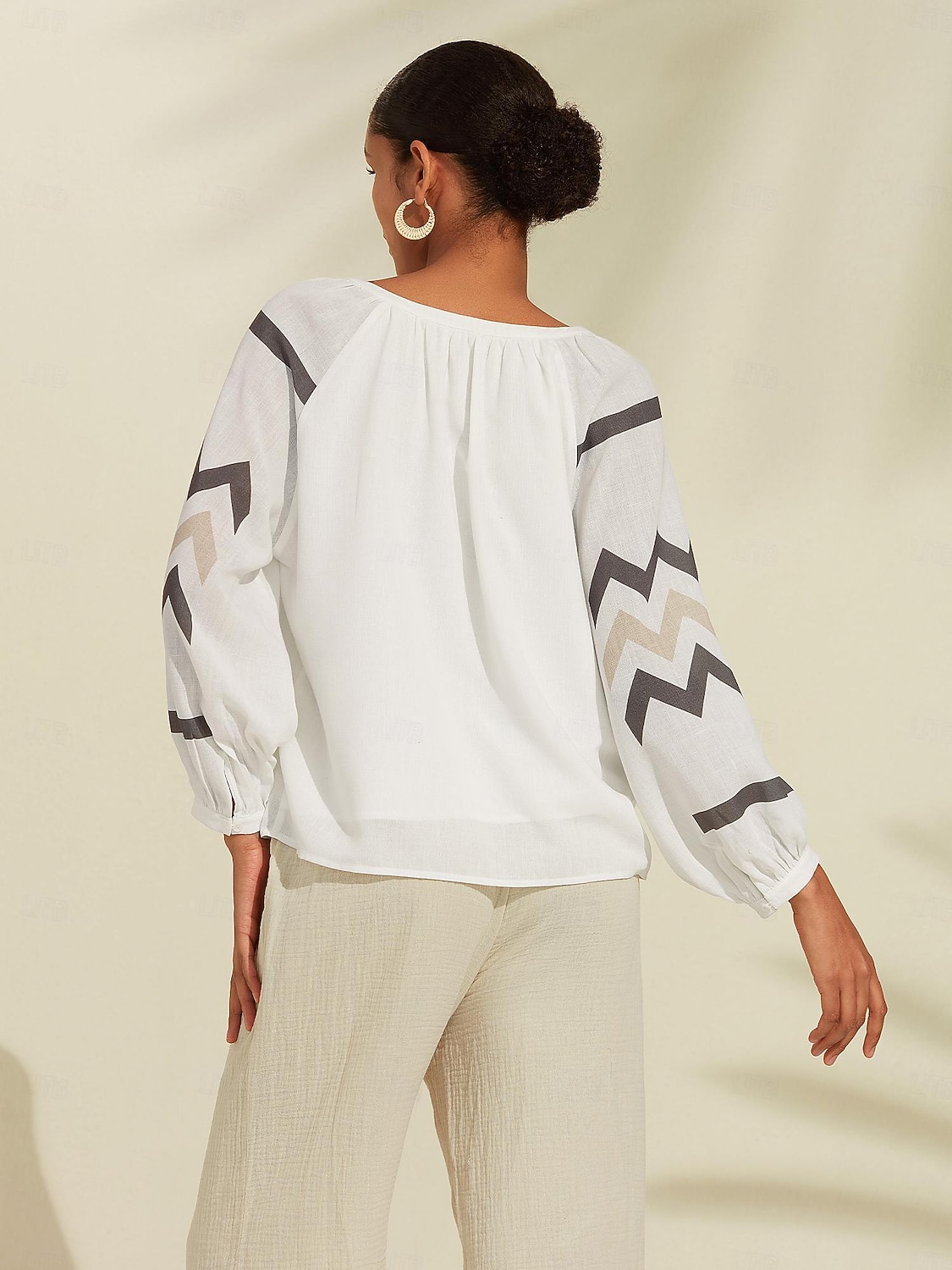 top con scollo a V e maniche a sbuffo geometriche del 2026 a $21.99 –P2