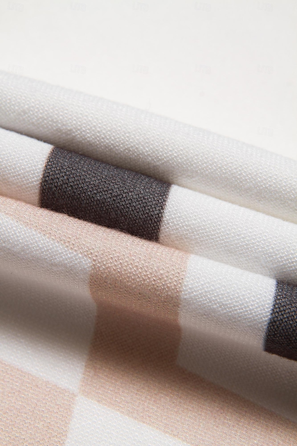 top con scollo a V e maniche a sbuffo geometriche del 2026 a $21.99 –P10