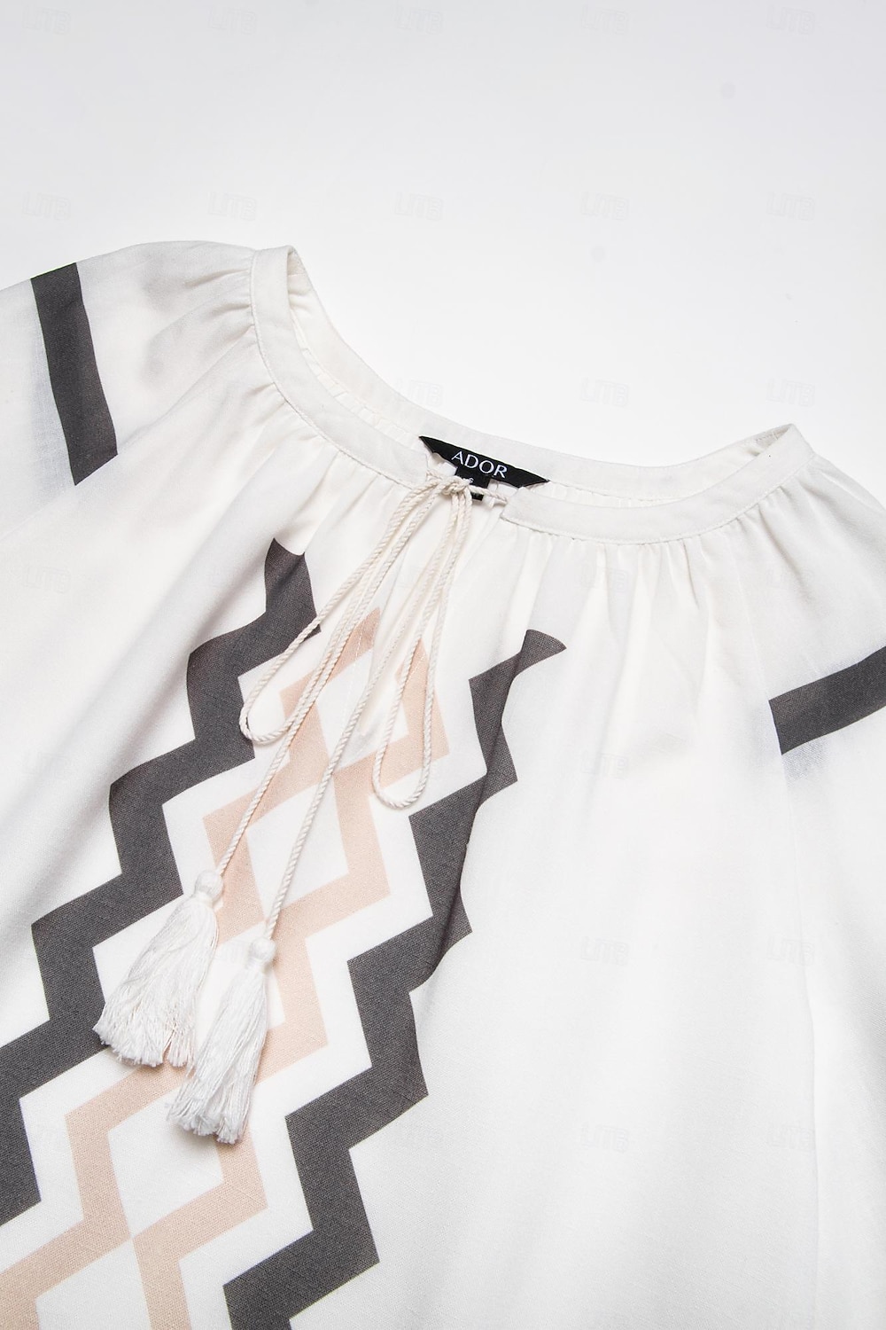 top con scollo a V e maniche a sbuffo geometriche del 2026 a $21.99 –P9