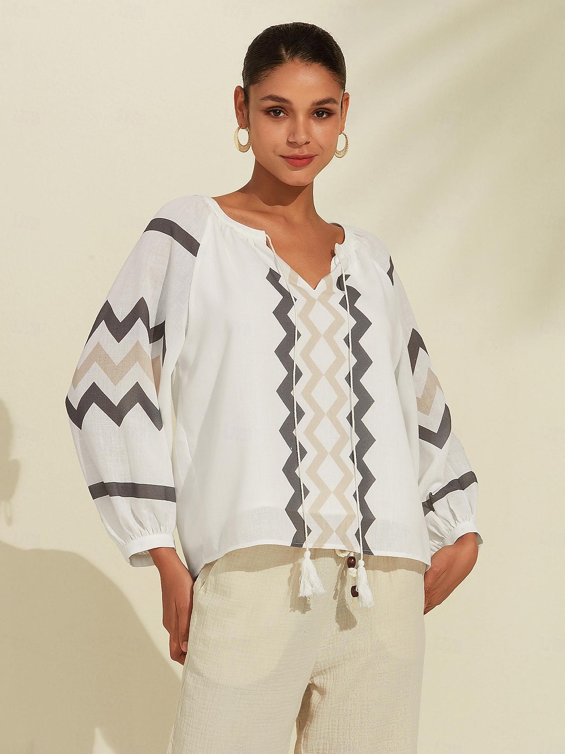 top con scollo a V e maniche a sbuffo geometriche del 2026 a $21.99 –P5