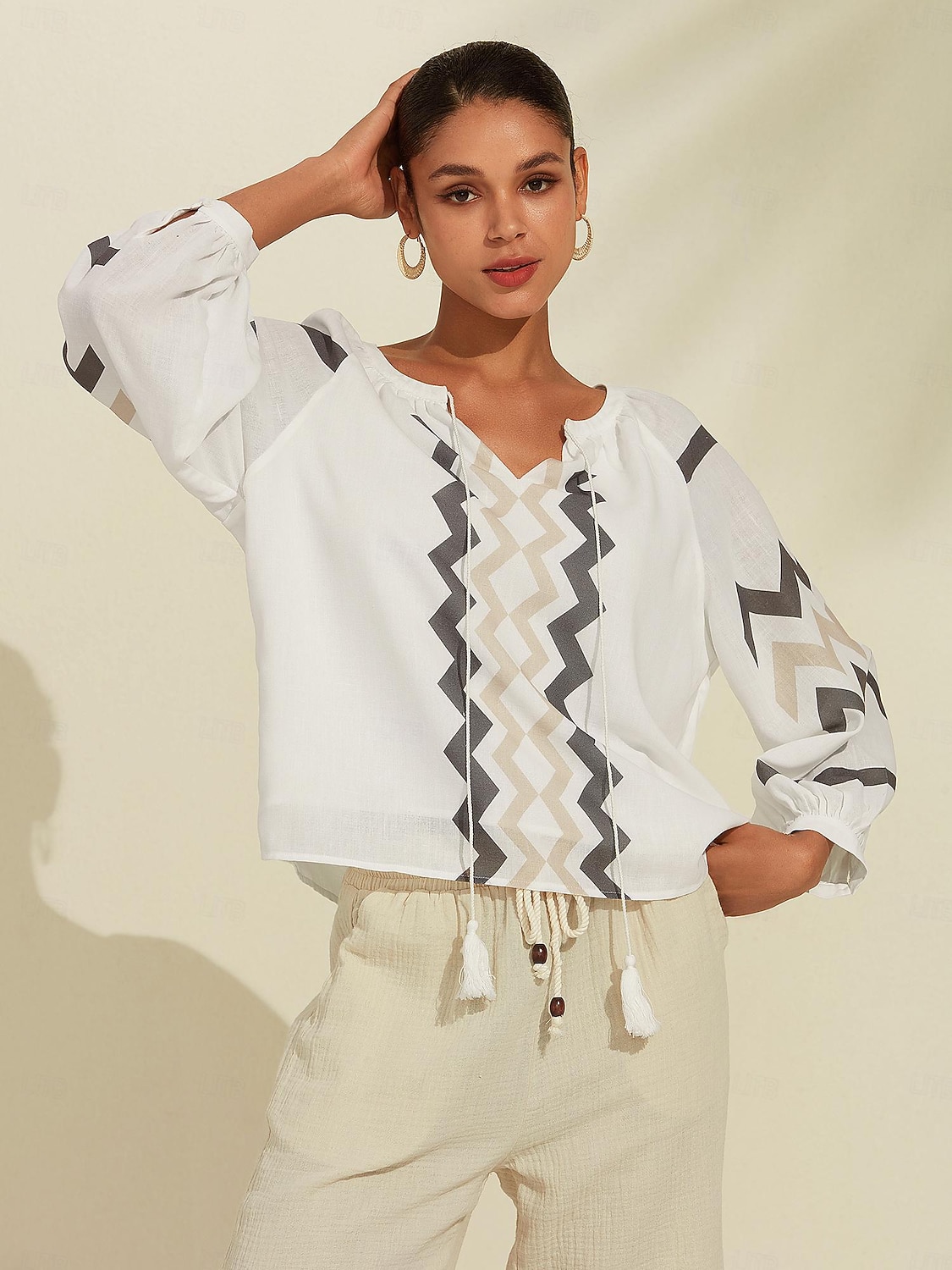 top con scollo a V e maniche a sbuffo geometriche del 2026 a $21.99 –P6