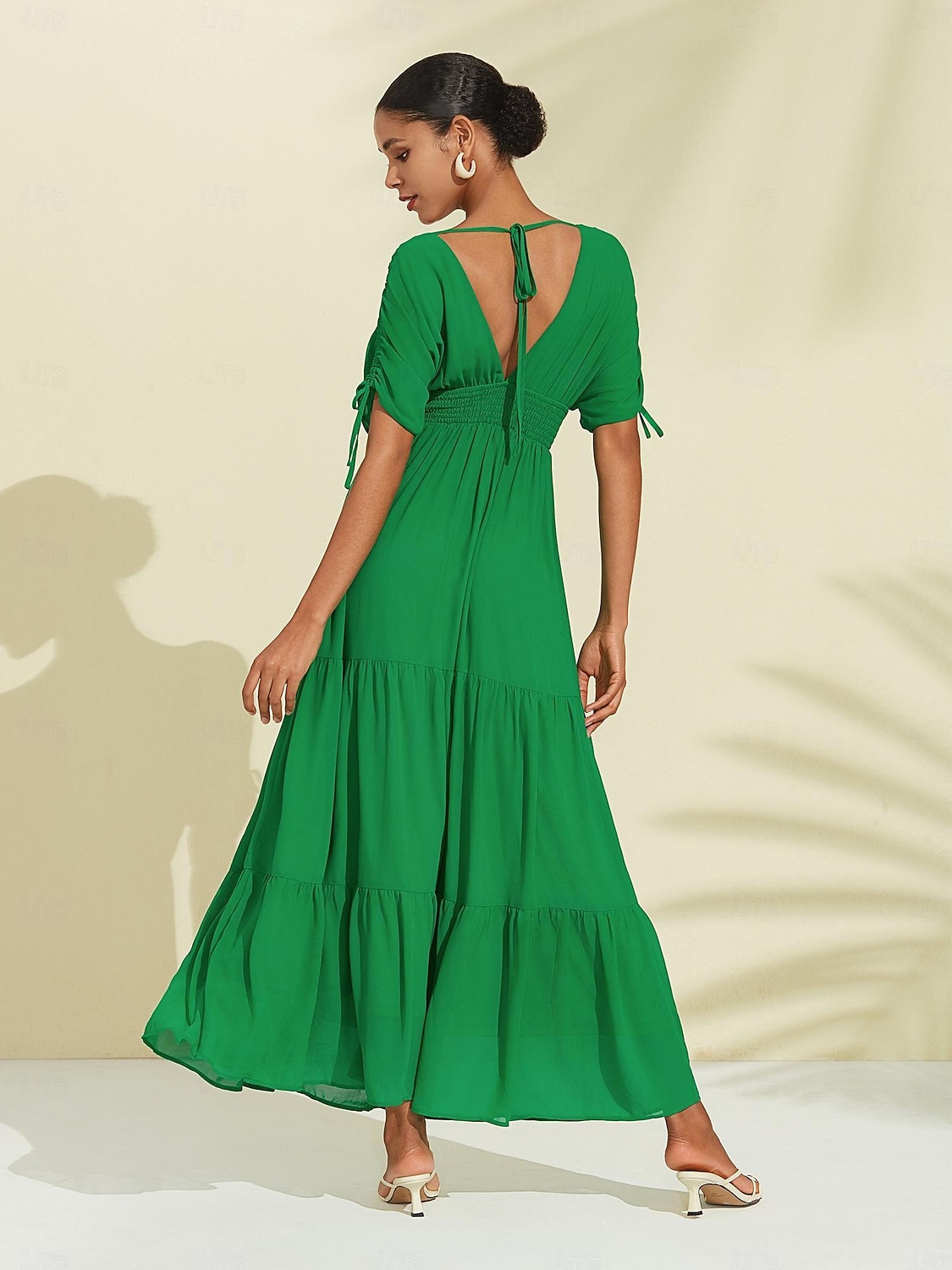 maxi abito grembiule da donna in chiffon verde con scollo a V e allacciatura sul retro del 2025 a $77.99 –P2