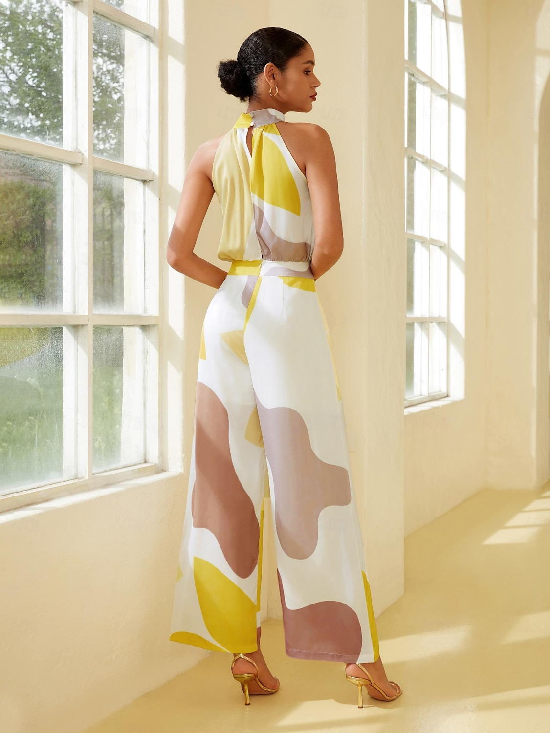 Satin-Jumpsuit mit Blumenmuster und Twist-Effekt 2025 - $48.99 –P6