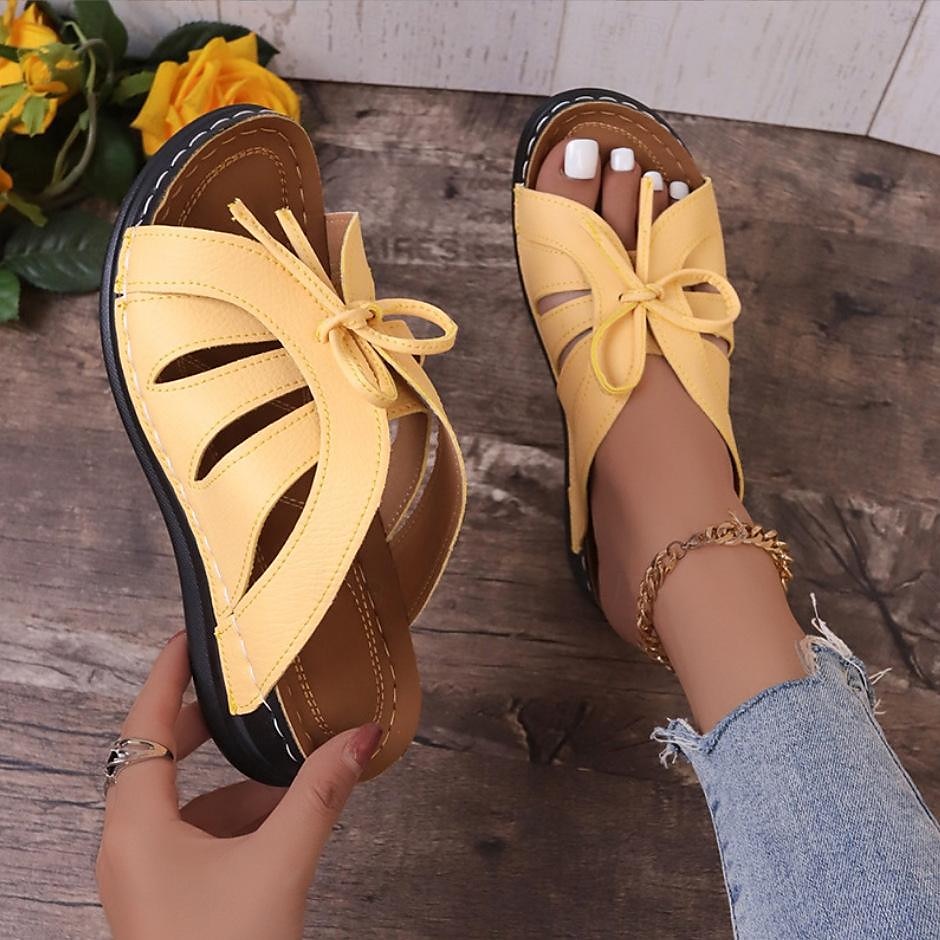Sandales blanches confortables à bout ouvert pour femmes avec design découpé et nœud papillon, chaussures plates décontractées à semelle souple pour la marche estivale et le port quotidien de 2025 ? $26.99 –P2