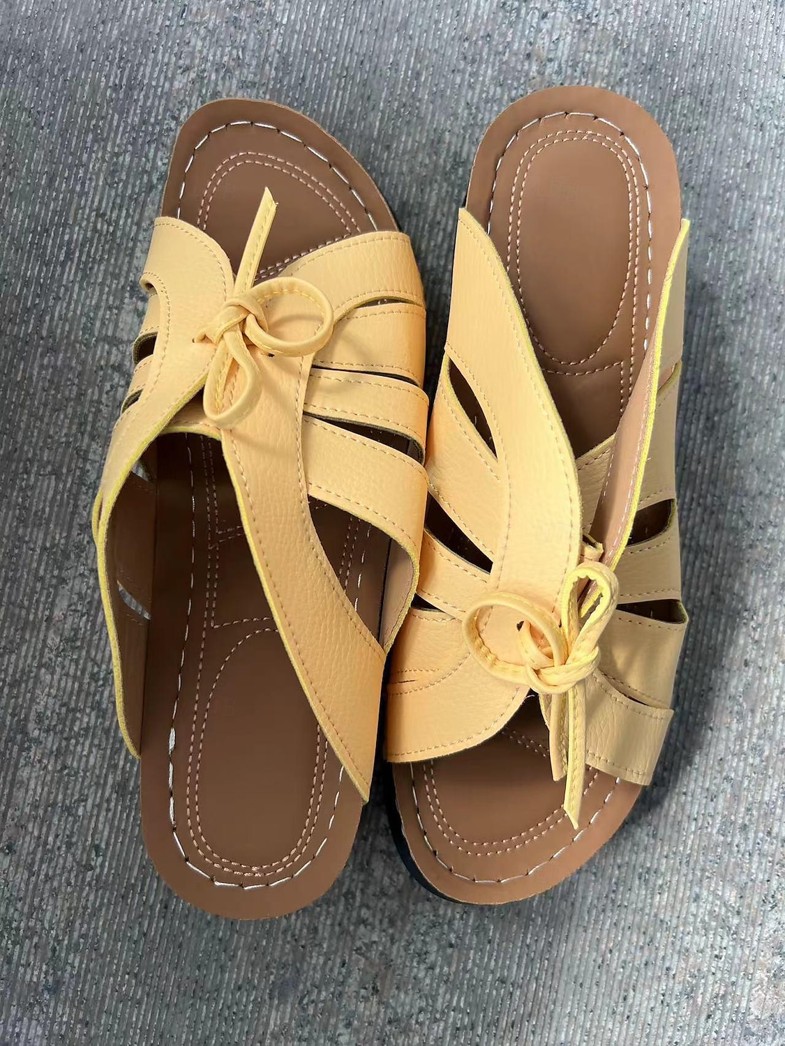 Sandales blanches confortables à bout ouvert pour femmes avec design découpé et nœud papillon, chaussures plates décontractées à semelle souple pour la marche estivale et le port quotidien de 2025 ? $26.99 –P3