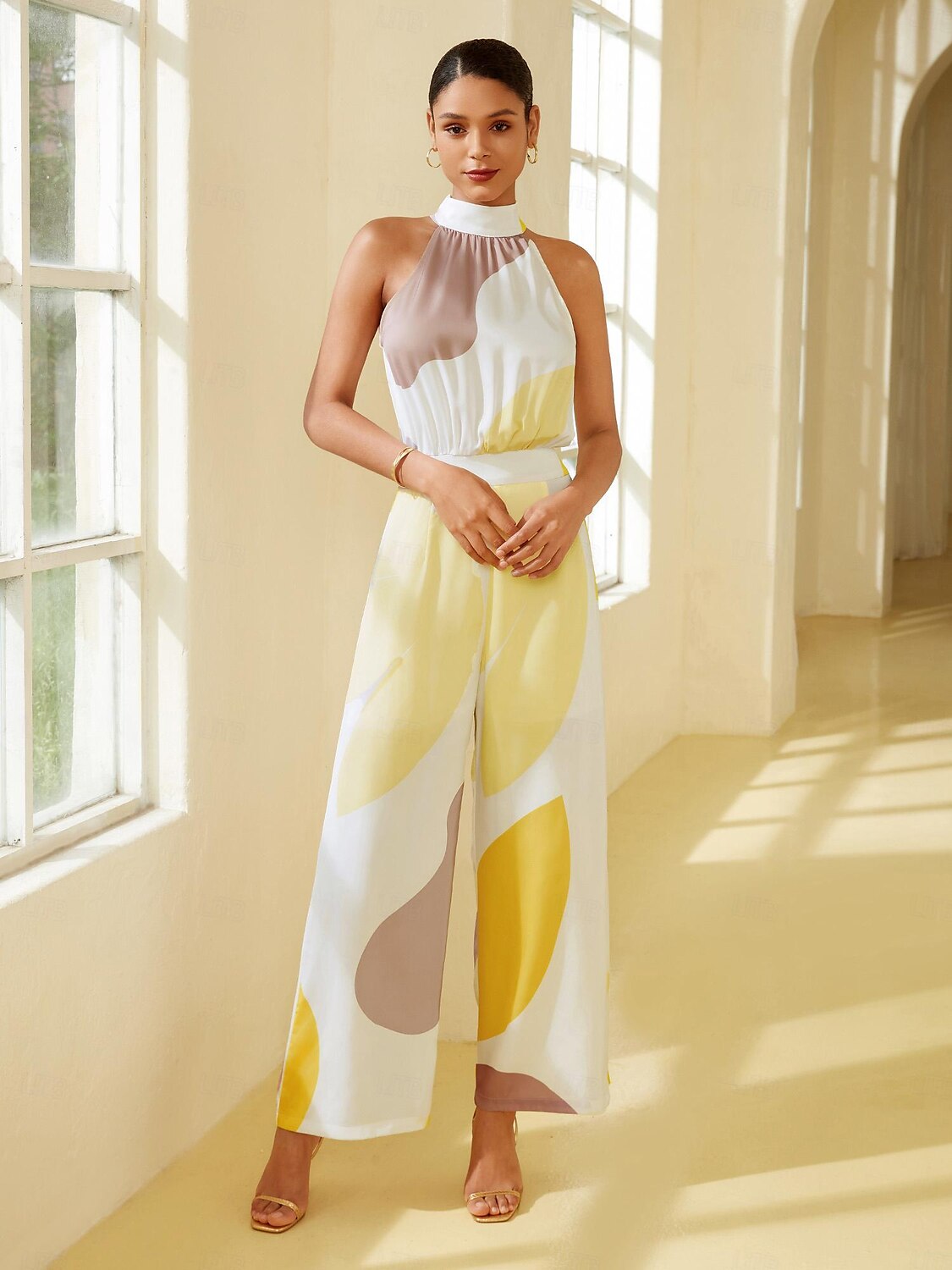 Satin-Jumpsuit mit Blumenmuster und Twist-Effekt 2025 - $48.99 –P2