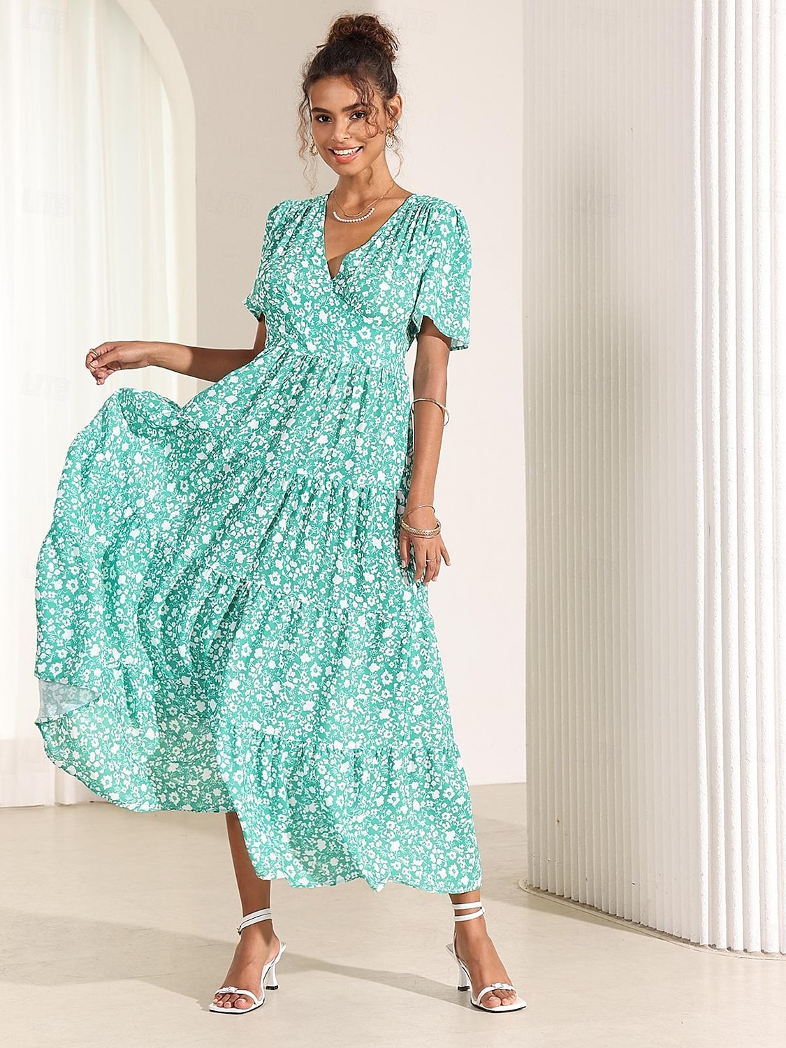 robe mi-longue pour femme à manches courtes col en V imprimé floral style bohème vêtements de plage confortables pour vacances bleu blanc été printemps vêtements de 2025 ? $39.99 –P11