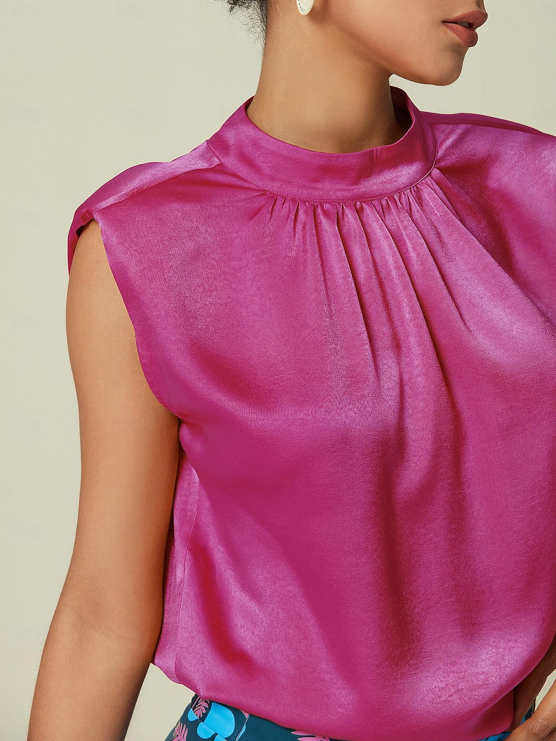camicetta senza maniche in raso a collo alto del 2025 a $51.99 –P12