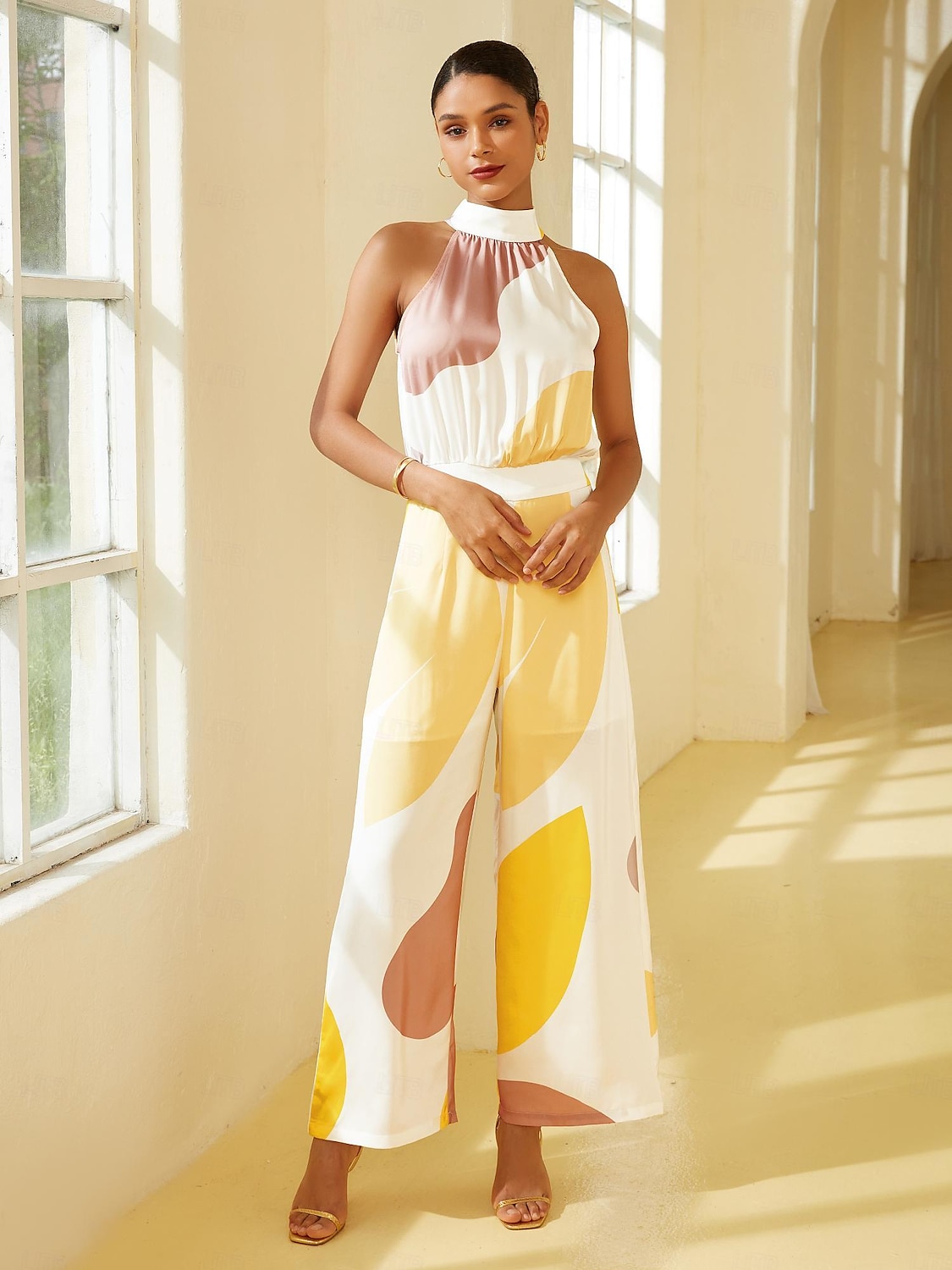 Satin-Jumpsuit mit Blumenmuster und Twist-Effekt 2025 - $48.99 –P1