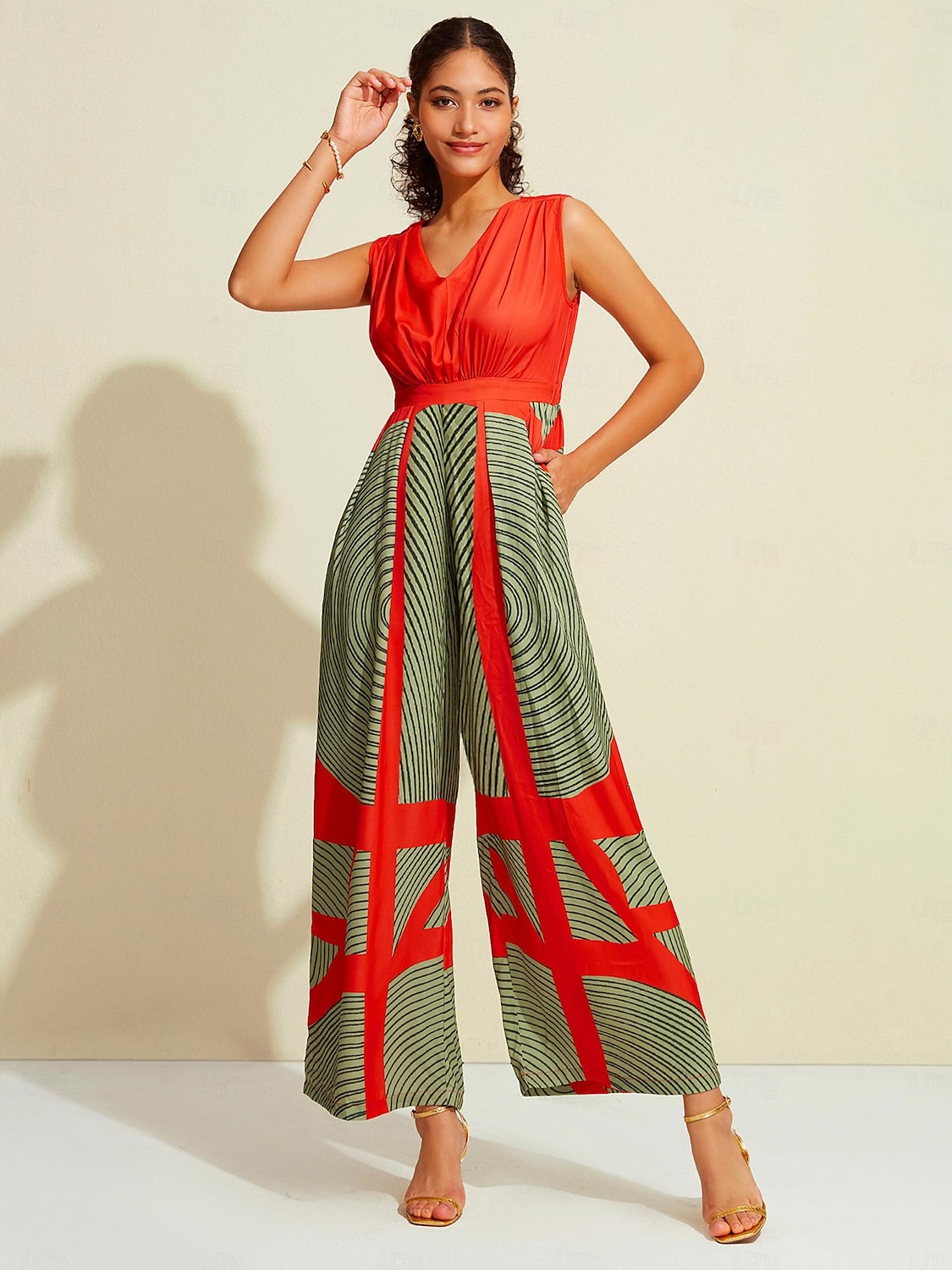 satengstripet ermeløs jumpsuit med v-hals 2025 - $64.99 -P1