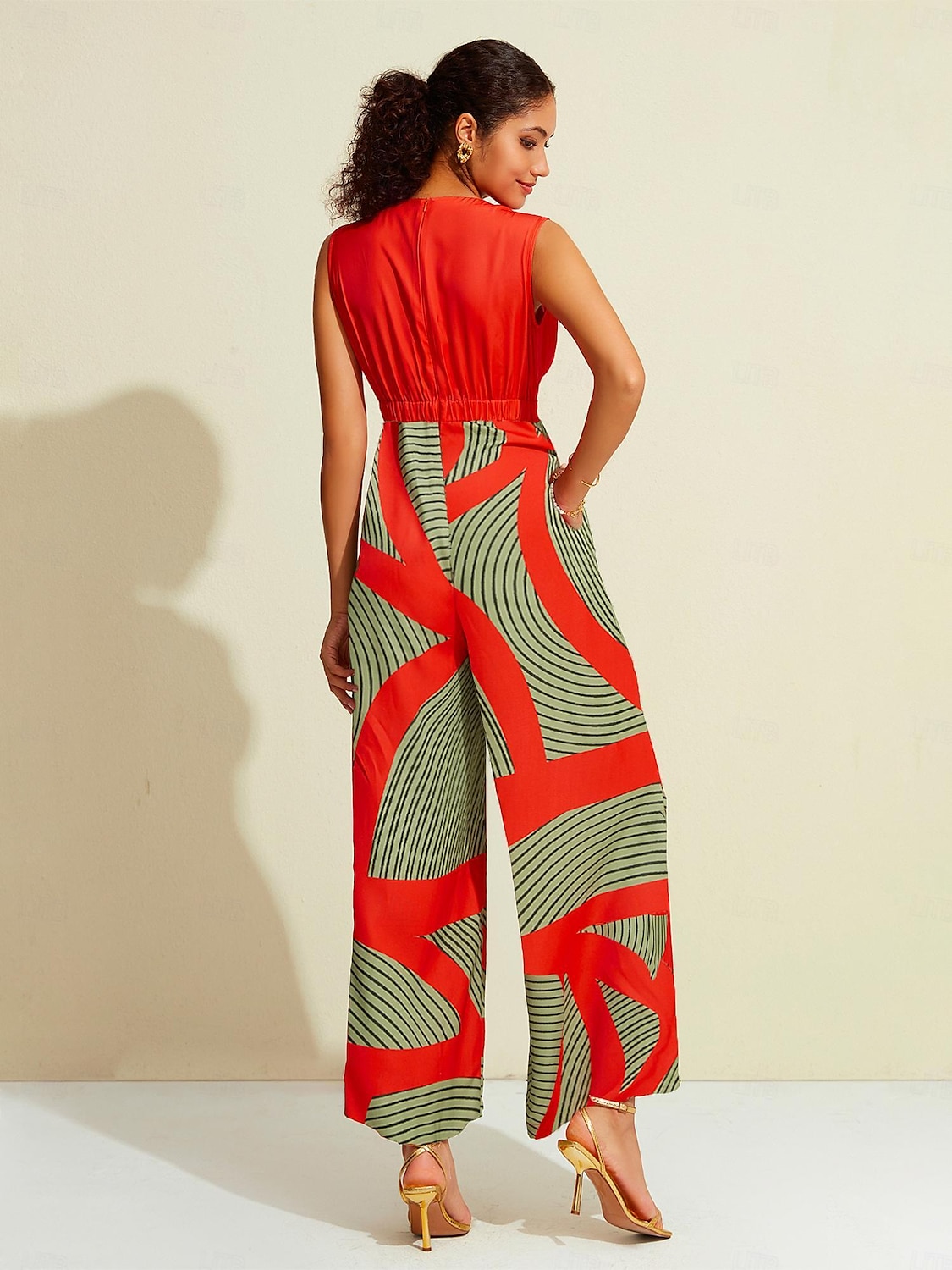 satengstripet ermeløs jumpsuit med v-hals 2025 - $64.99 -P3