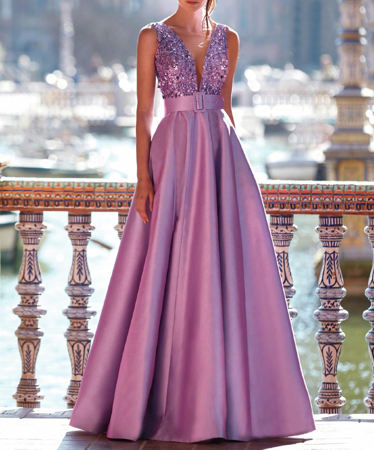 Robe de soirée A-ligne robe élégante mariage formel longueur maxi sans manches décolleté en V satin avec poches et perles de 2025 ? $179.99 –P1