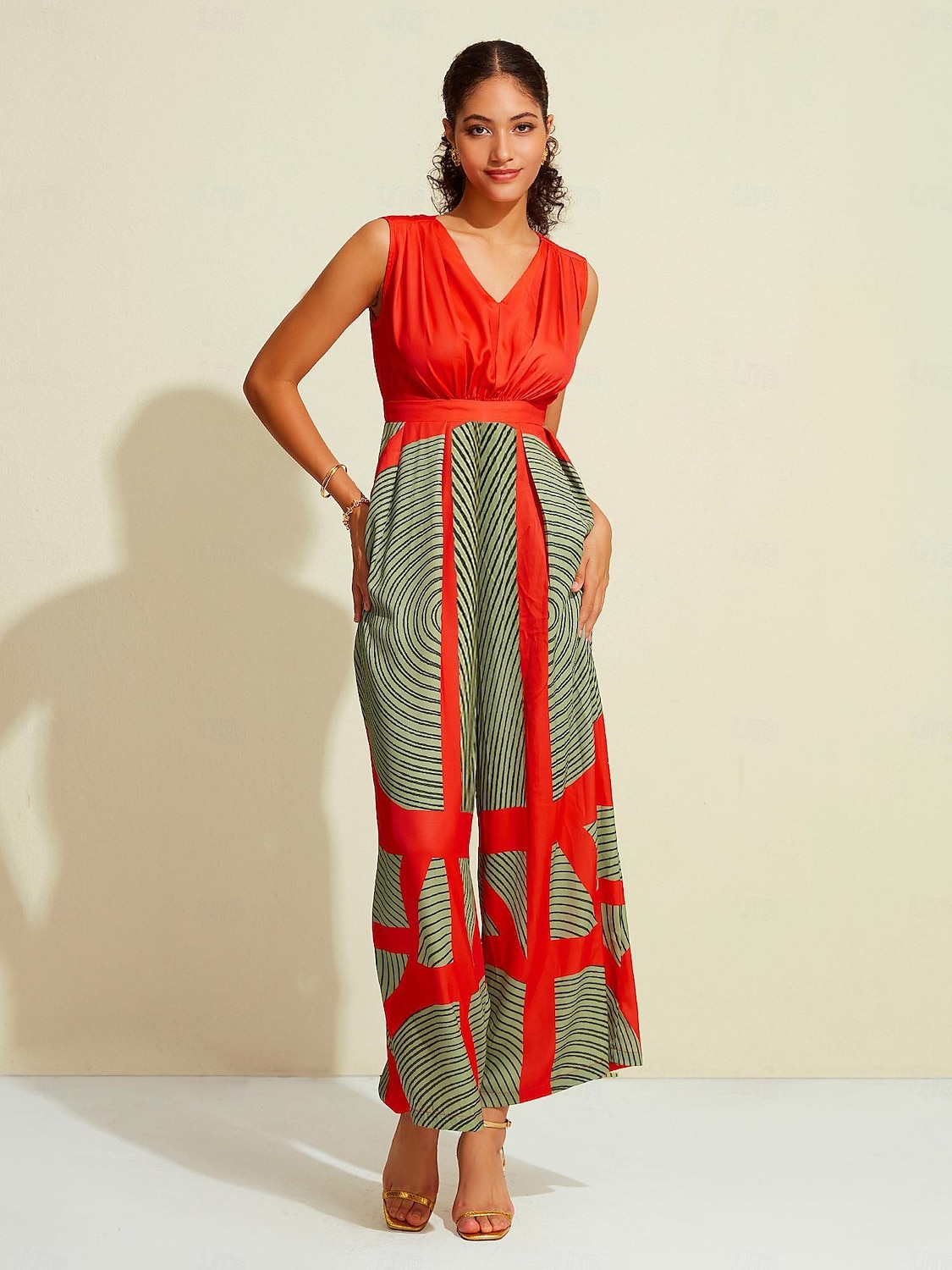 satengstripet ermeløs jumpsuit med v-hals 2025 - $64.99 -P7