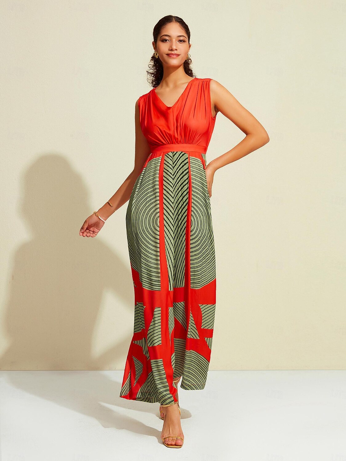 satengstripet ermeløs jumpsuit med v-hals 2025 - $64.99 -P6
