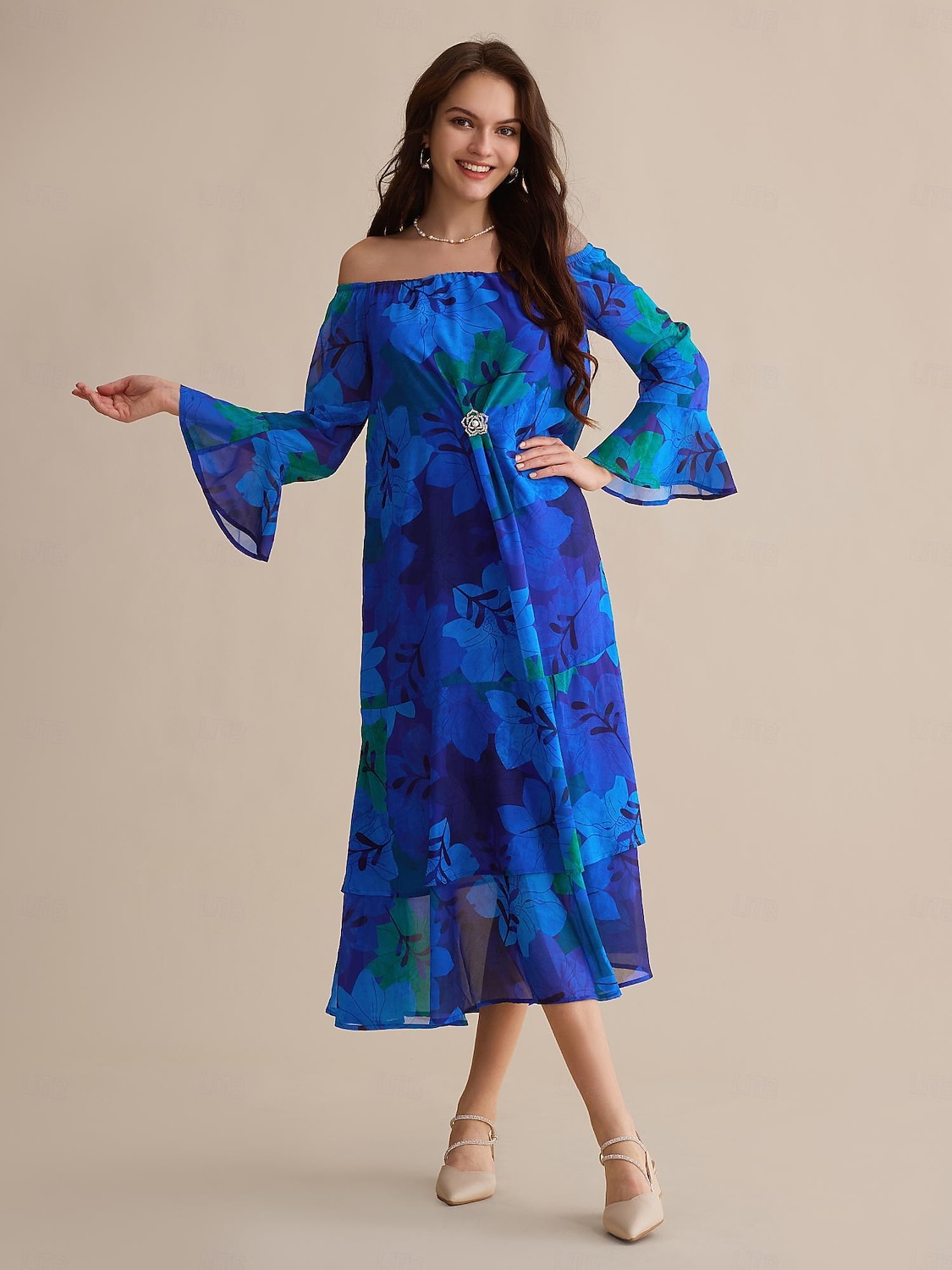 Abito maxi a maniche lunghe a maniche lunghe con spalle scoperte floreali blu royal per invitati al matrimonio in chiffon del 2025 a $72.99 –P4
