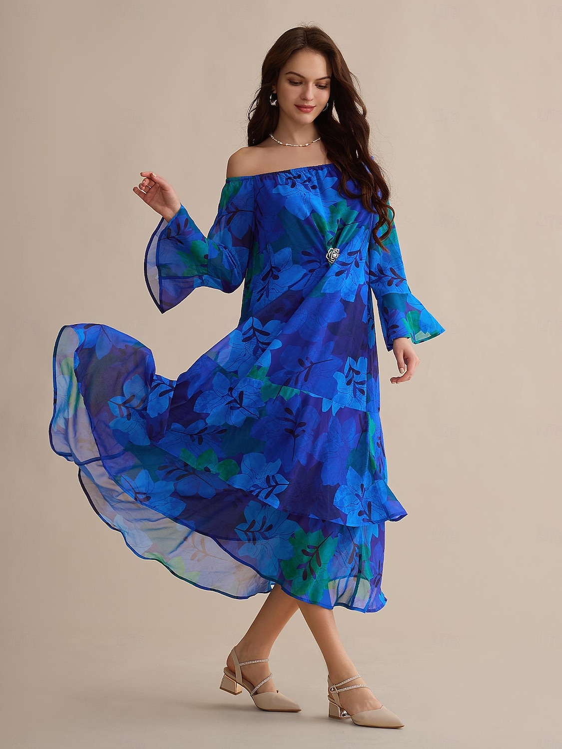 Abito maxi a maniche lunghe a maniche lunghe con spalle scoperte floreali blu royal per invitati al matrimonio in chiffon del 2025 a $72.99 –P1