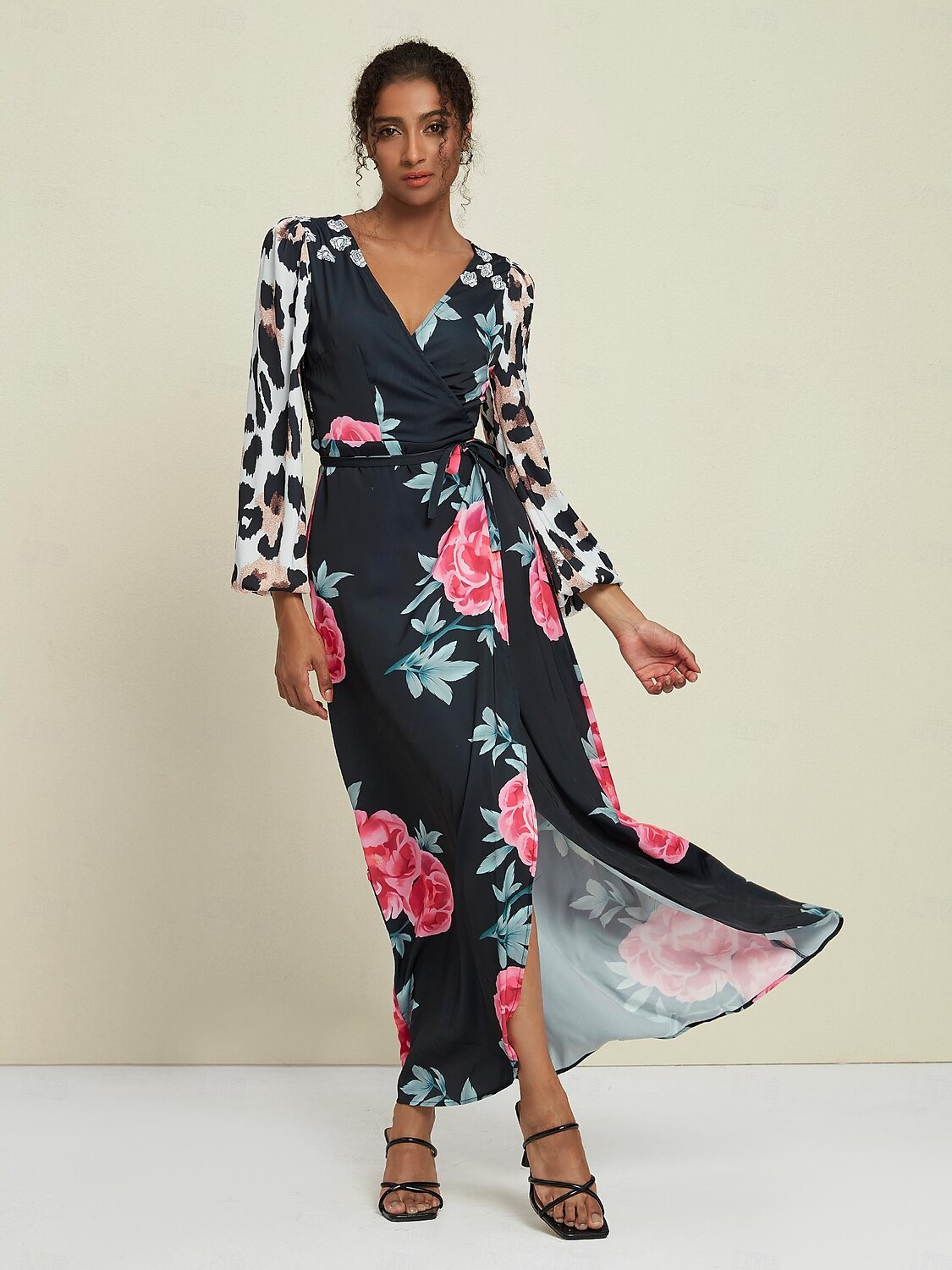 Abito maxi con scollo a V a maniche corte e stampa leopardata floreale per invitati al matrimonio in raso del 2025 a $61.99 –P1