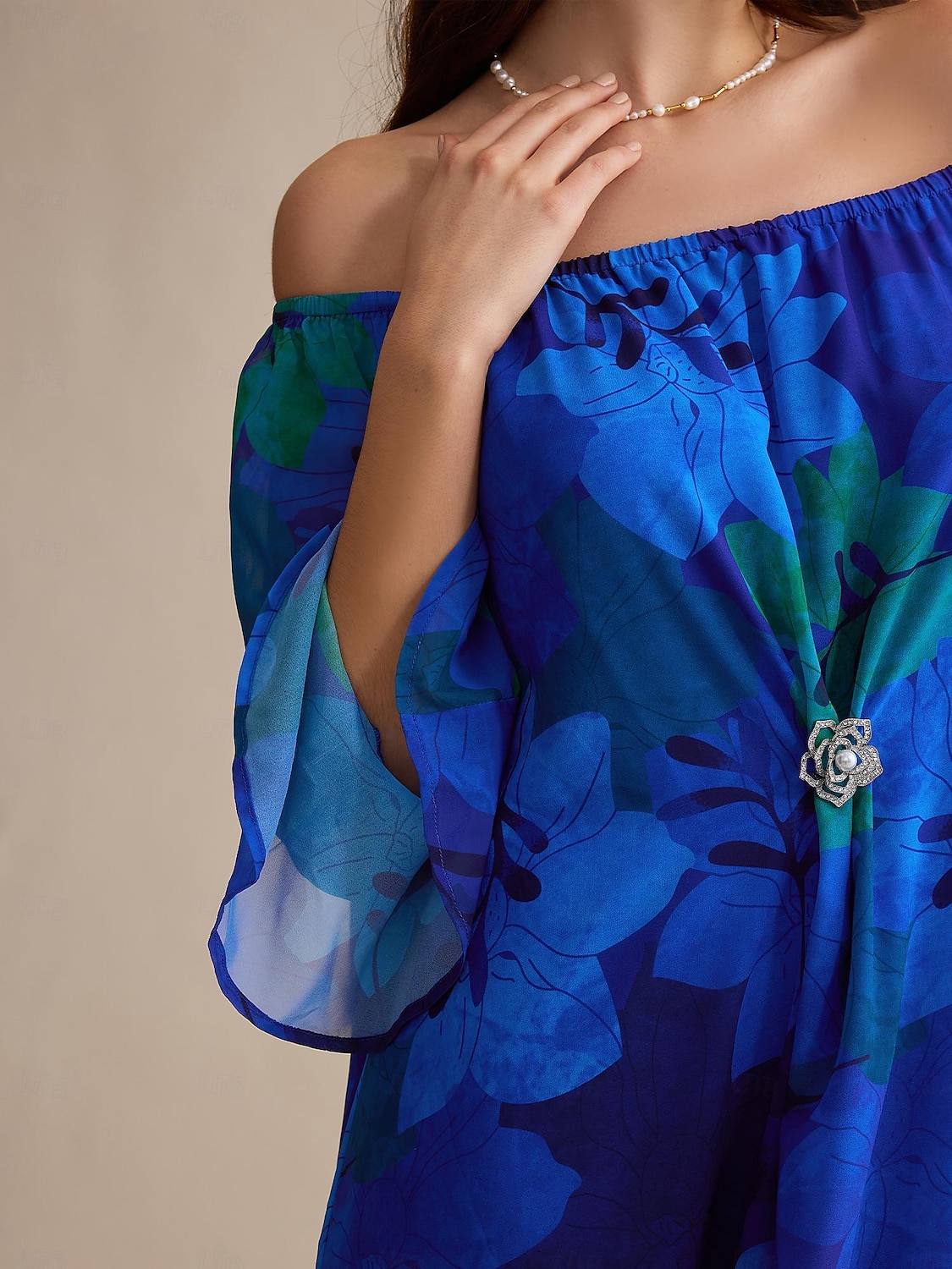 Abito maxi a maniche lunghe a maniche lunghe con spalle scoperte floreali blu royal per invitati al matrimonio in chiffon del 2025 a $72.99 –P3