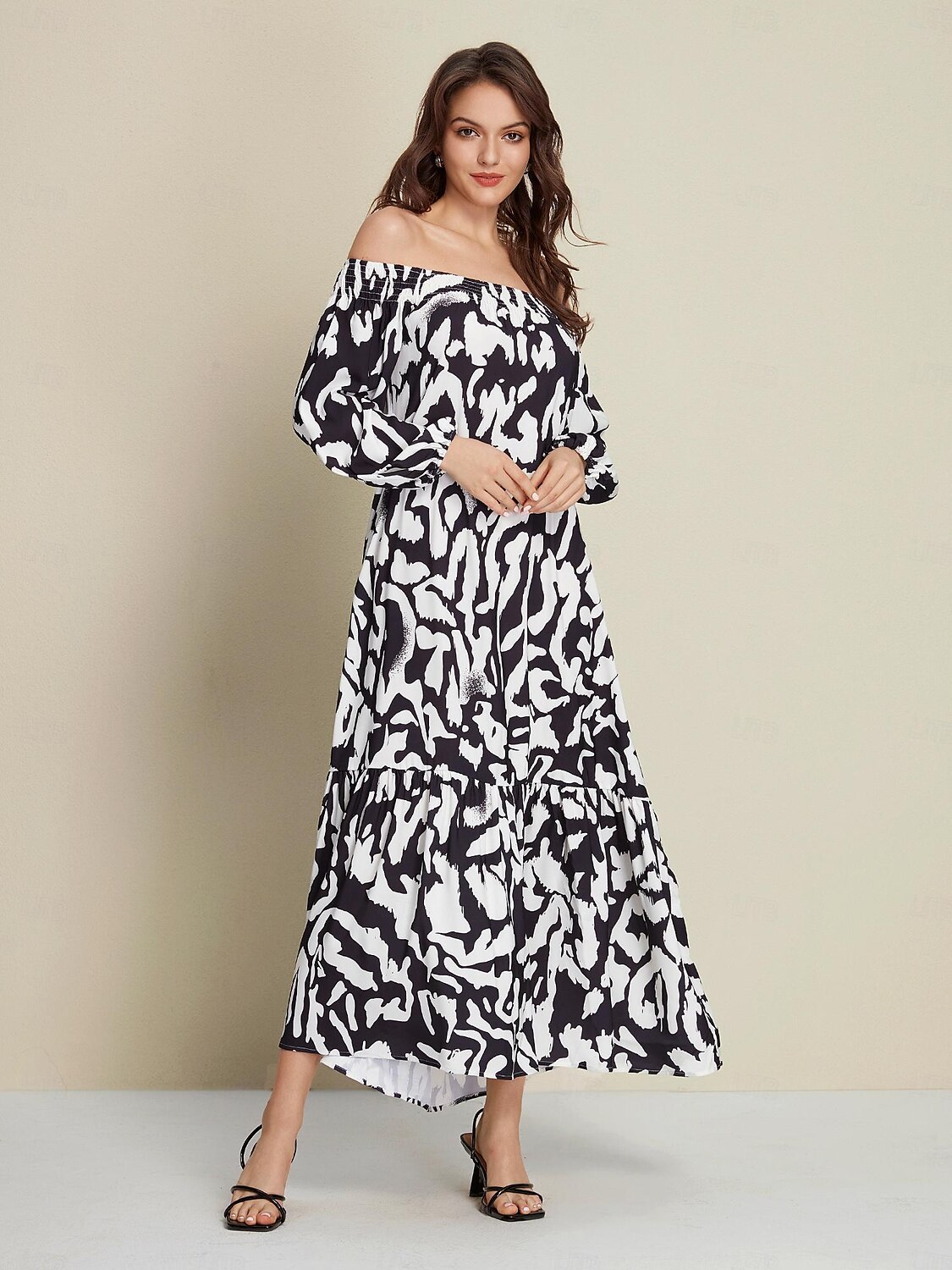 robe longue en satin à épaules dénudées et imprimé graffiti abstrait de 2025 ? $55.99 –P1