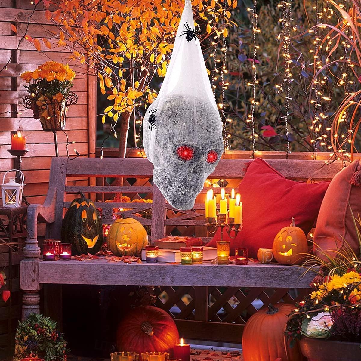 Decoraciones de Halloween, calavera con ojos iluminados, esqueleto colgante dentro de una telaraña para decoración de casas embrujadas de Halloween para interiores y exteriores 2026 - $14.49 –P4