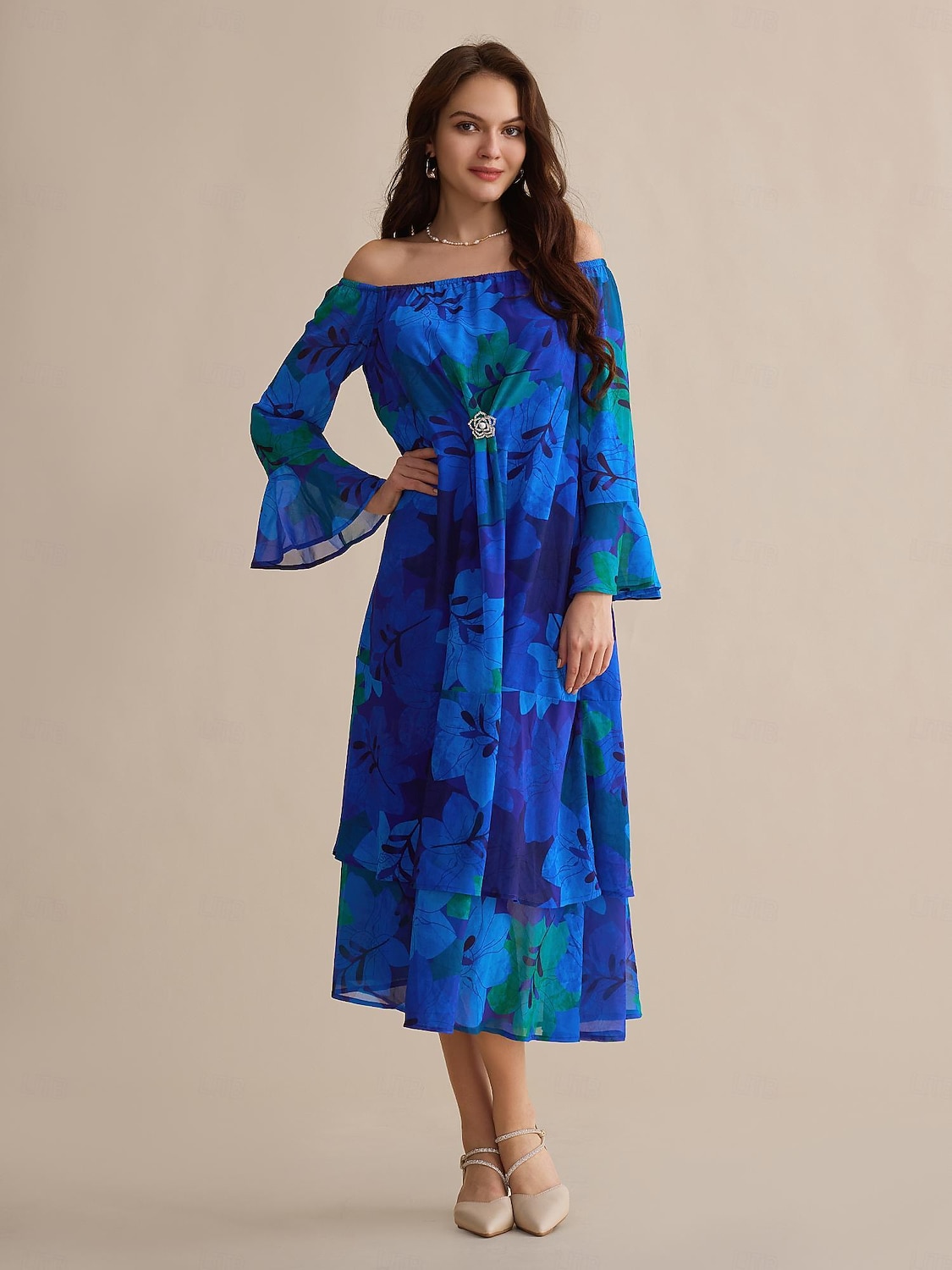 Abito maxi a maniche lunghe a maniche lunghe con spalle scoperte floreali blu royal per invitati al matrimonio in chiffon del 2025 a $72.99 –P6