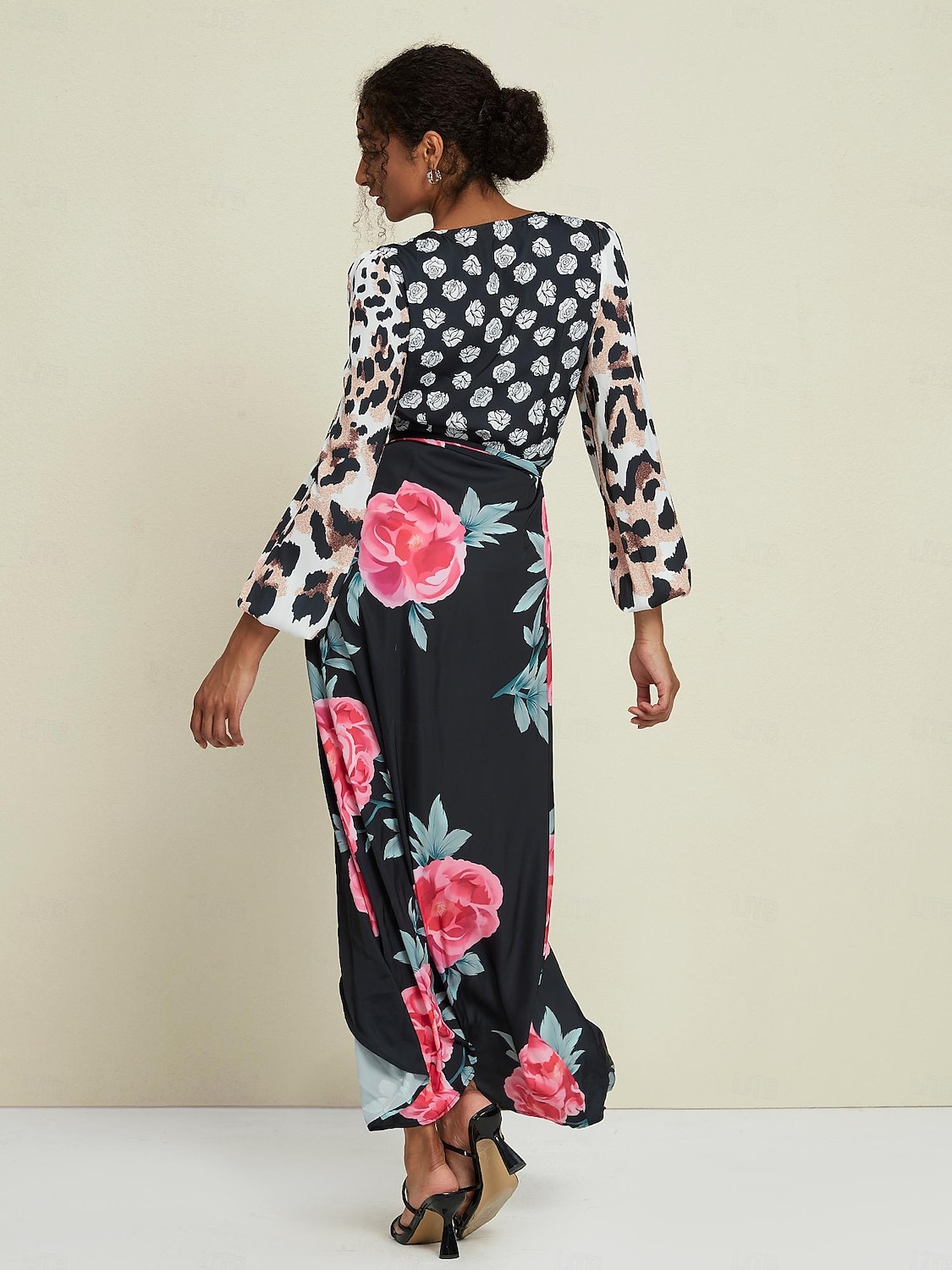 Abito maxi con scollo a V a maniche corte e stampa leopardata floreale per invitati al matrimonio in raso del 2025 a $61.99 –P2