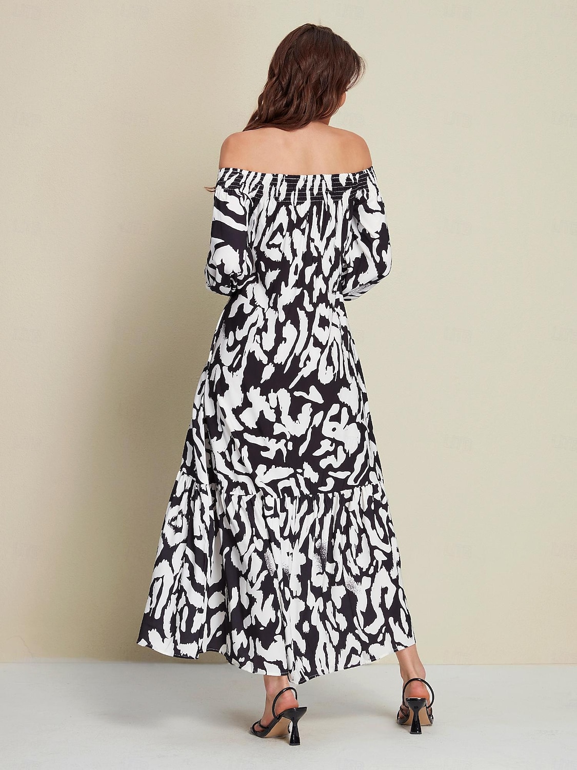 robe longue en satin à épaules dénudées et imprimé graffiti abstrait de 2025 ? $55.99 –P3