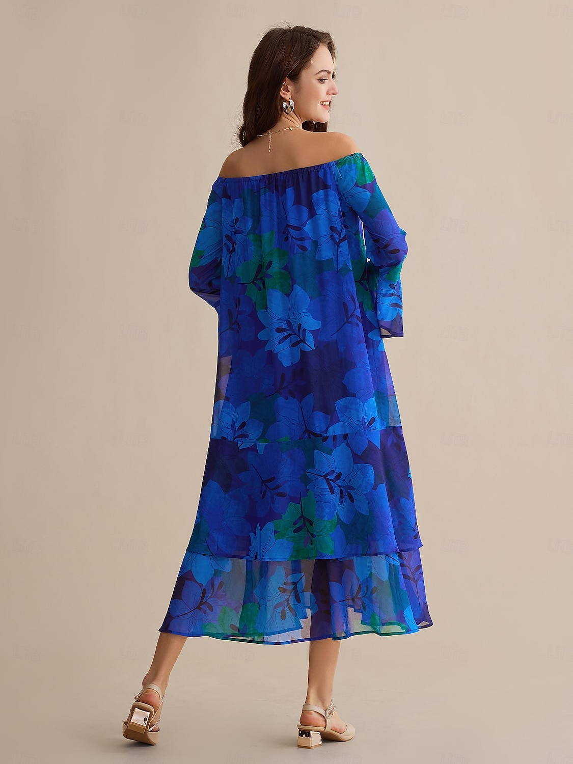Abito maxi a maniche lunghe a maniche lunghe con spalle scoperte floreali blu royal per invitati al matrimonio in chiffon del 2025 a $72.99 –P2