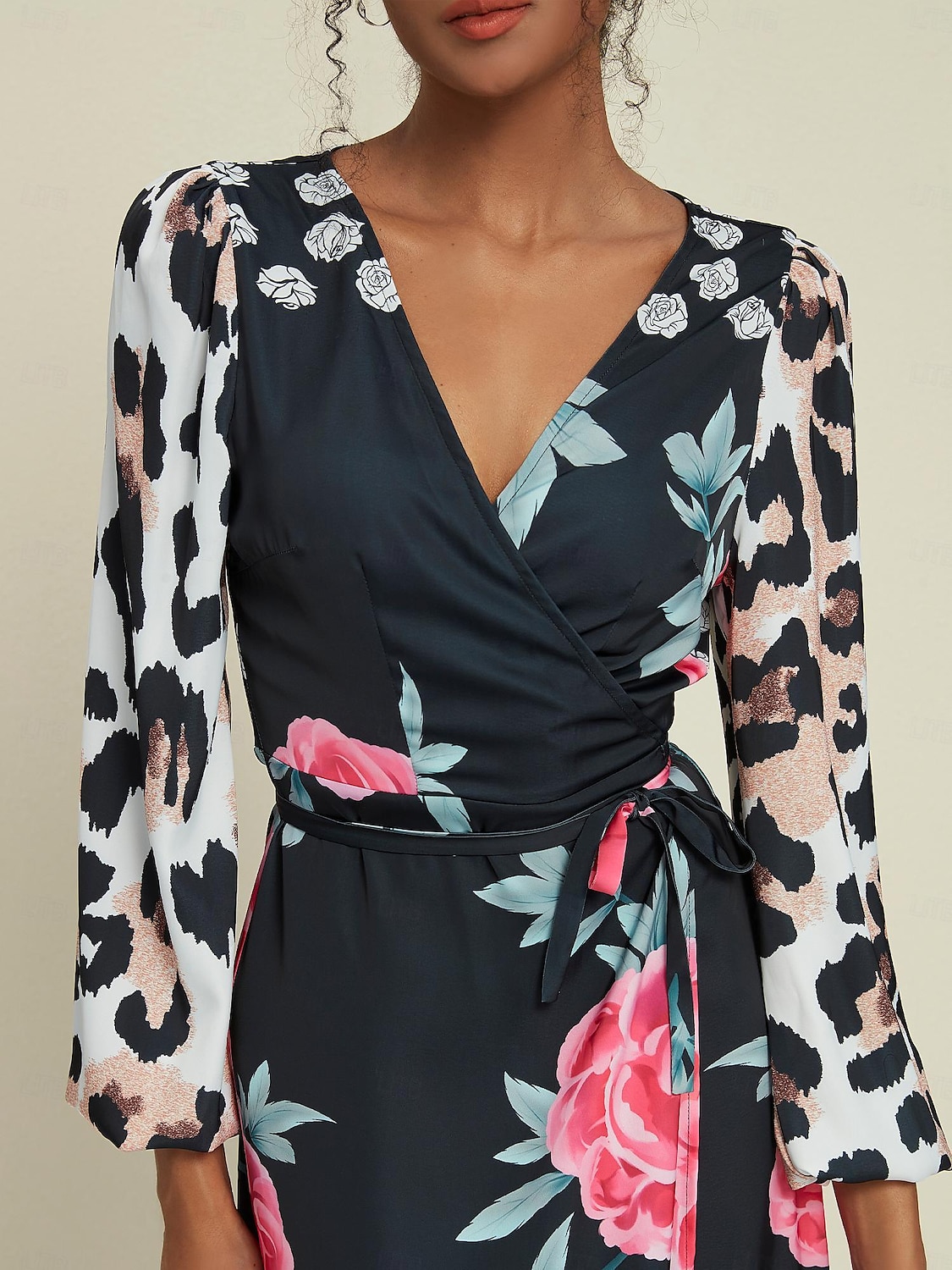 Abito maxi con scollo a V a maniche corte e stampa leopardata floreale per invitati al matrimonio in raso del 2025 a $61.99 –P4