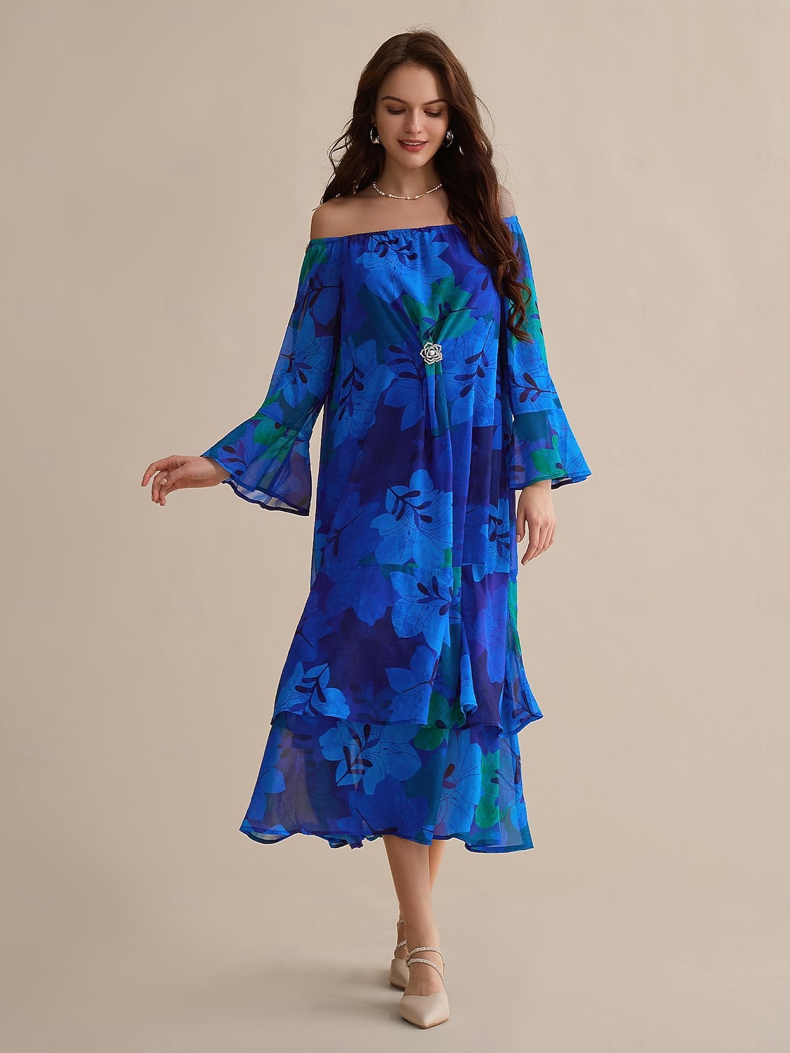 Abito maxi a maniche lunghe a maniche lunghe con spalle scoperte floreali blu royal per invitati al matrimonio in chiffon del 2025 a $72.99 –P5