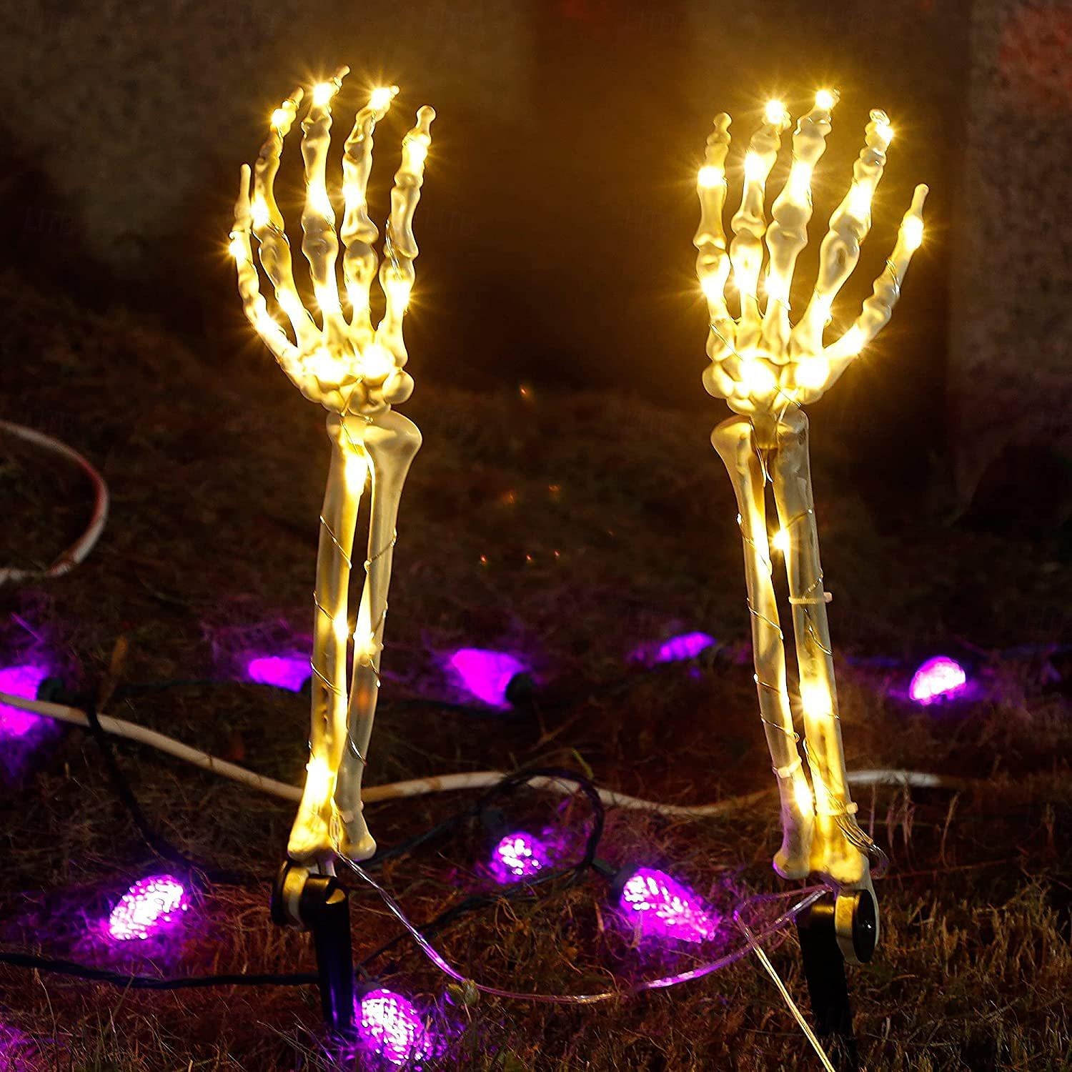 2 Stück Halloween-Skeletthand-Gartenlampe, Arme, Handpfähle, realistisch aussehende Halloween-Rasen-Gartendekor-Lichtrequisiten, LED-leuchtende Geisterhand in Totenkopfform, Plug-in-Lampe 2025 - $27.99 –P5