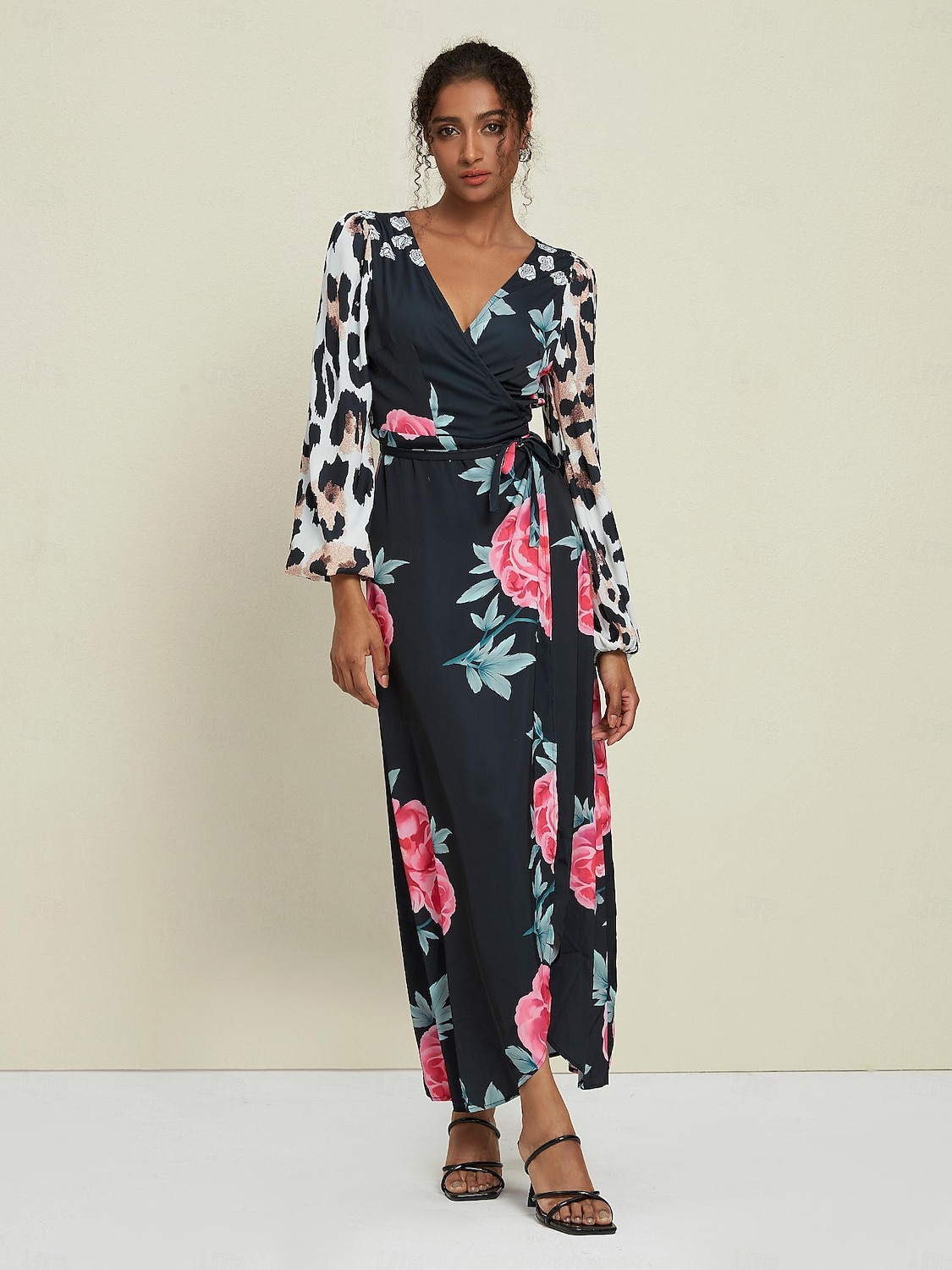 Abito maxi con scollo a V a maniche corte e stampa leopardata floreale per invitati al matrimonio in raso del 2025 a $61.99 –P3