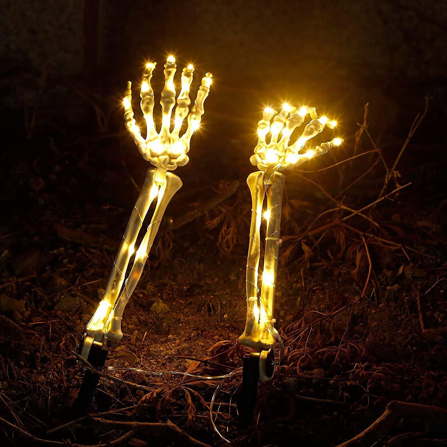 2 Stück Halloween-Skeletthand-Gartenlampe, Arme, Handpfähle, realistisch aussehende Halloween-Rasen-Gartendekor-Lichtrequisiten, LED-leuchtende Geisterhand in Totenkopfform, Plug-in-Lampe 2025 - $27.99 –P10