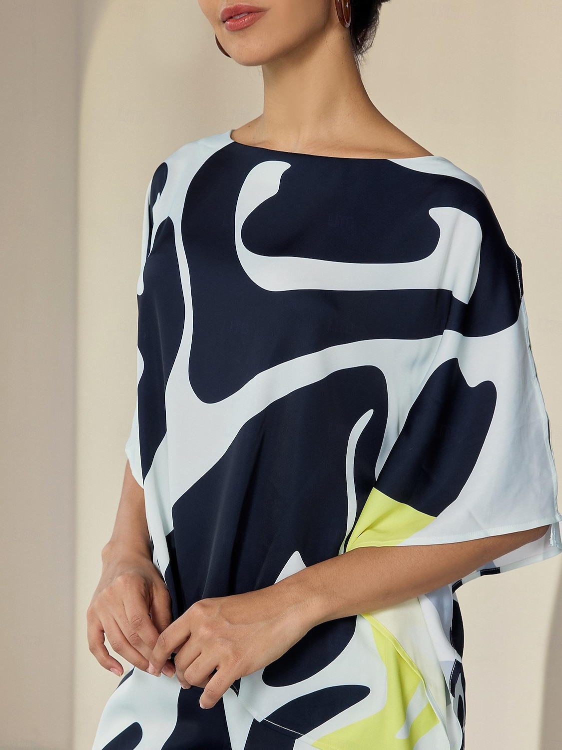camicia in raso di seta manica ungherese camicetta grafica fluida del 2025 a $51.99 –P3