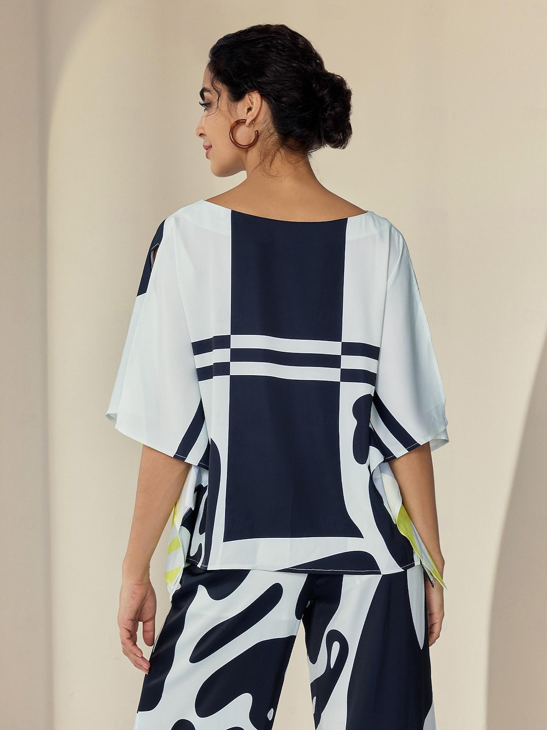 camicia in raso di seta manica ungherese camicetta grafica fluida del 2025 a $51.99 –P4