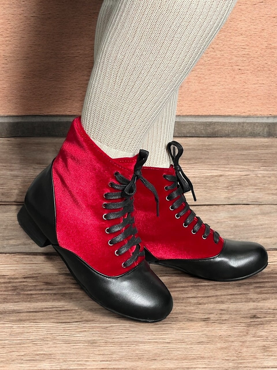 damskie wiktoriańskie botki sznurowane w kolorze czerwonym i czarnym z kontrastowym zamszem i skórą - buty na płaskim obcasie inspirowane stylem vintage na cosplay i formalne imprezy 2025 - $54.99 –P1
