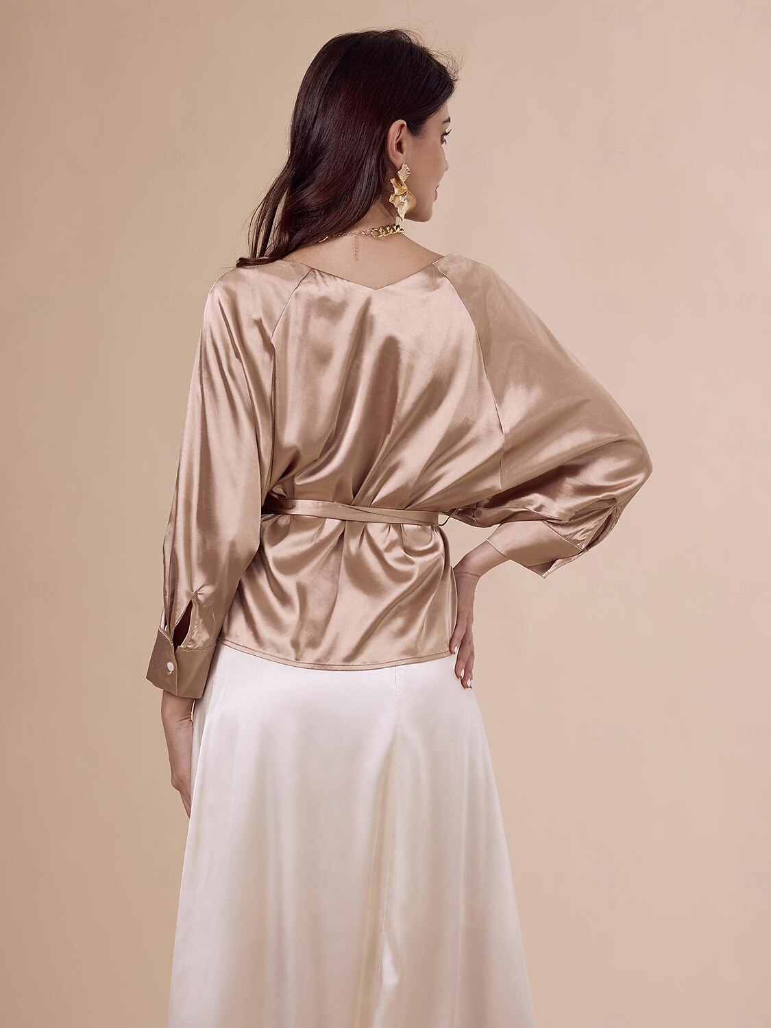 blusa elegante decote em v com cinto dourado de cetim de 2025 por $61.99 –P4