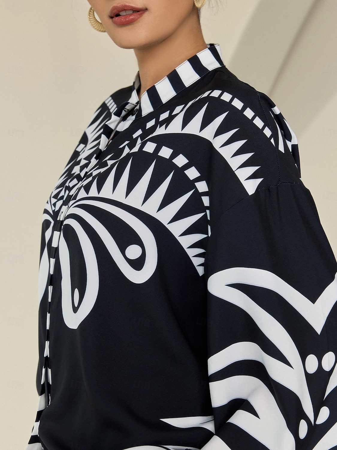camicetta da donna nera collo alto raso stampa geometrica polsini svasati manica vacanza casual quotidiano primavera estate autunno del 2025 a $61.99 –P6