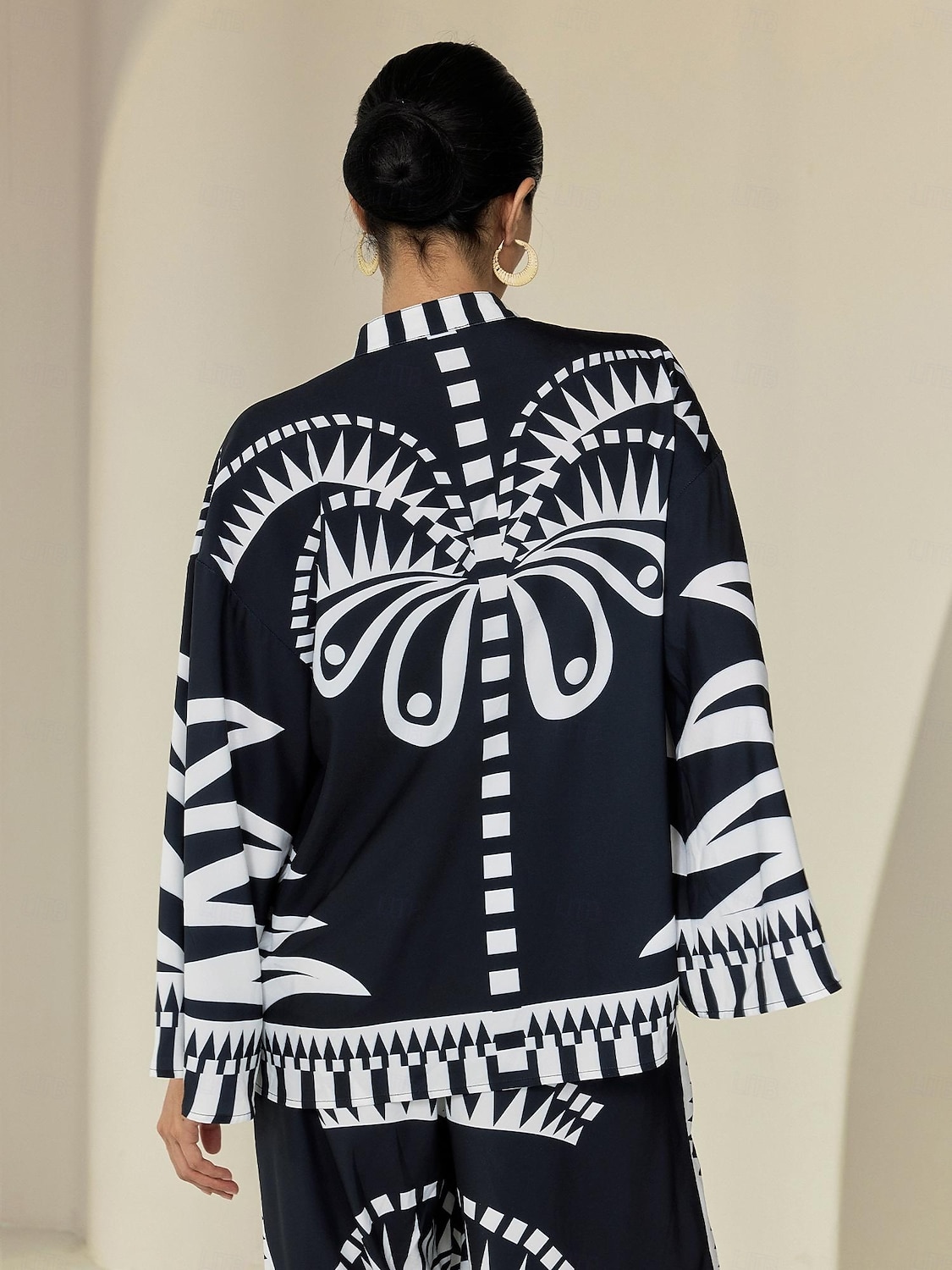 camicetta da donna nera collo alto raso stampa geometrica polsini svasati manica vacanza casual quotidiano primavera estate autunno del 2025 a $61.99 –P4