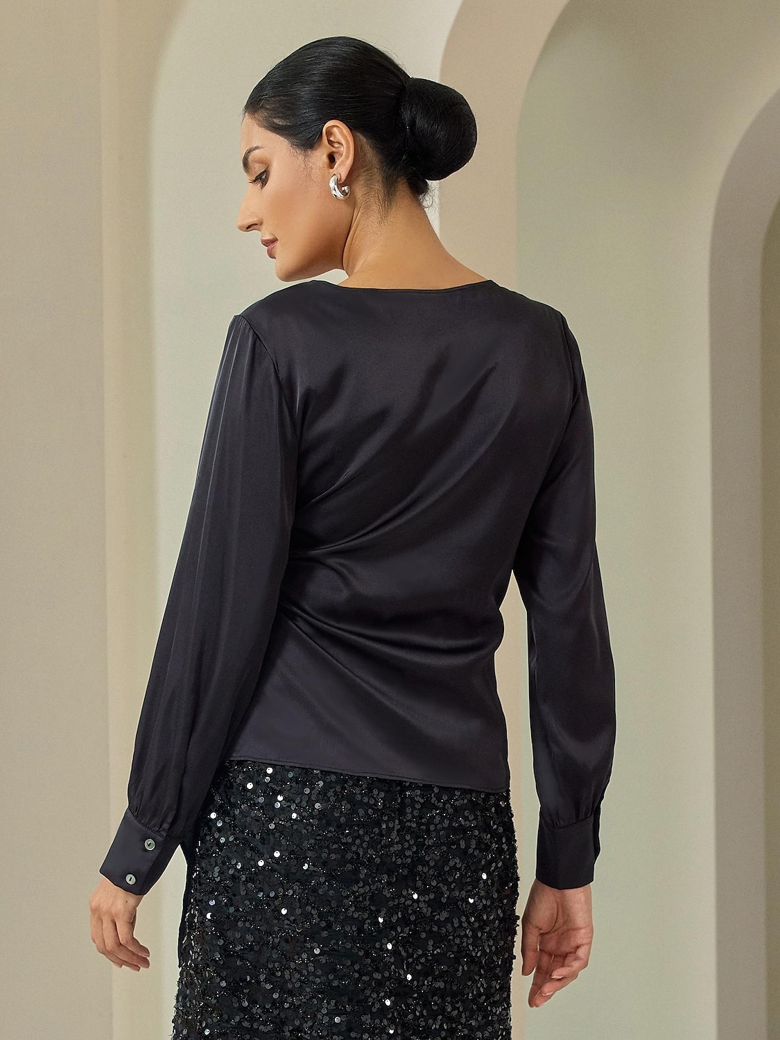 camicetta elegante nera con scollo a V e maniche a lanterna in raso per festa formale del 2025 a $4.99 –P2