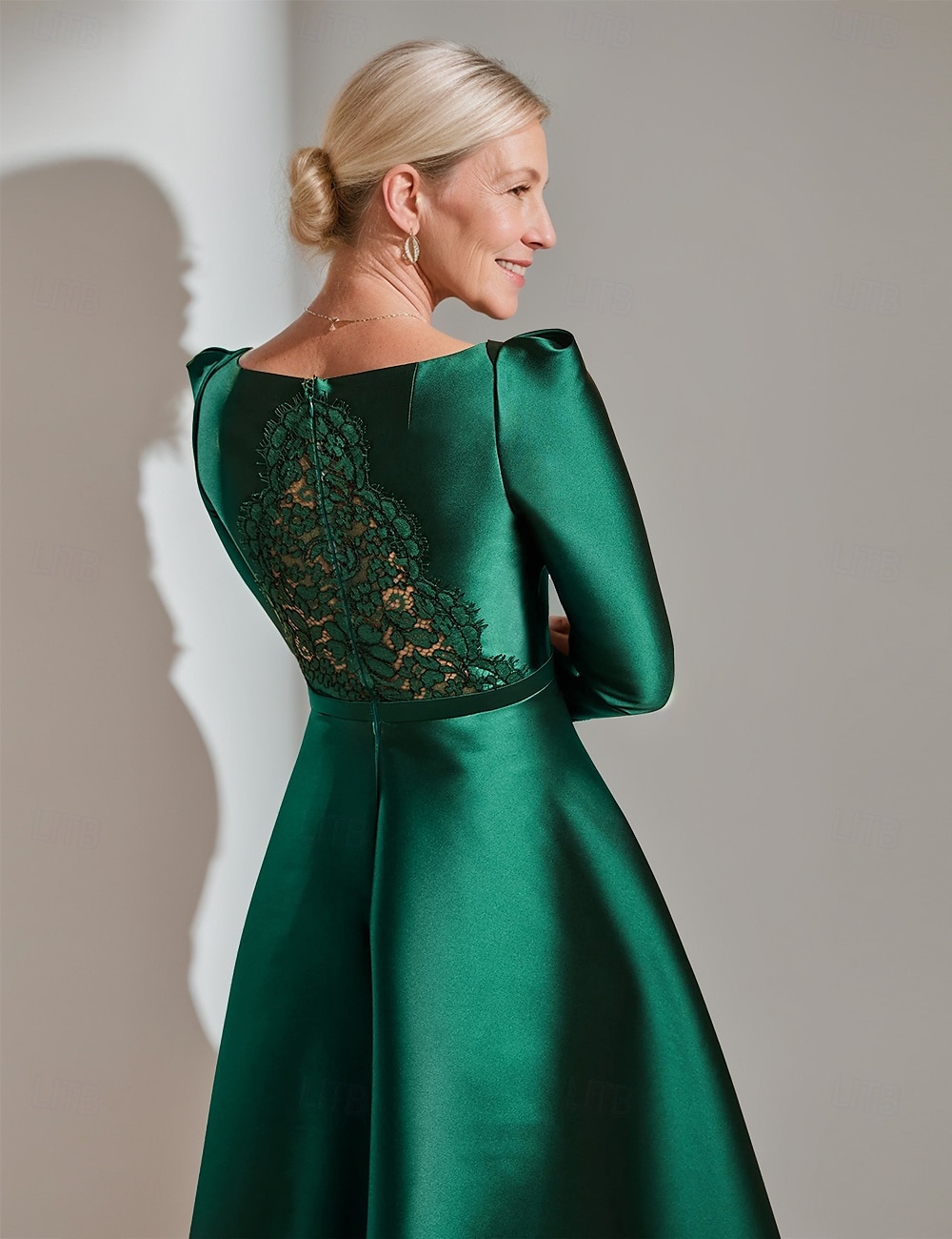 Abito Madre della Sposa A-Line Abito Elegante Semplice Collo Gioiello Lunghezza Tè Raso Maniche Lunghe con Pizzo Plissettato 2025 taglia personalizzata gratuita del 2025 a $161.99 –P4