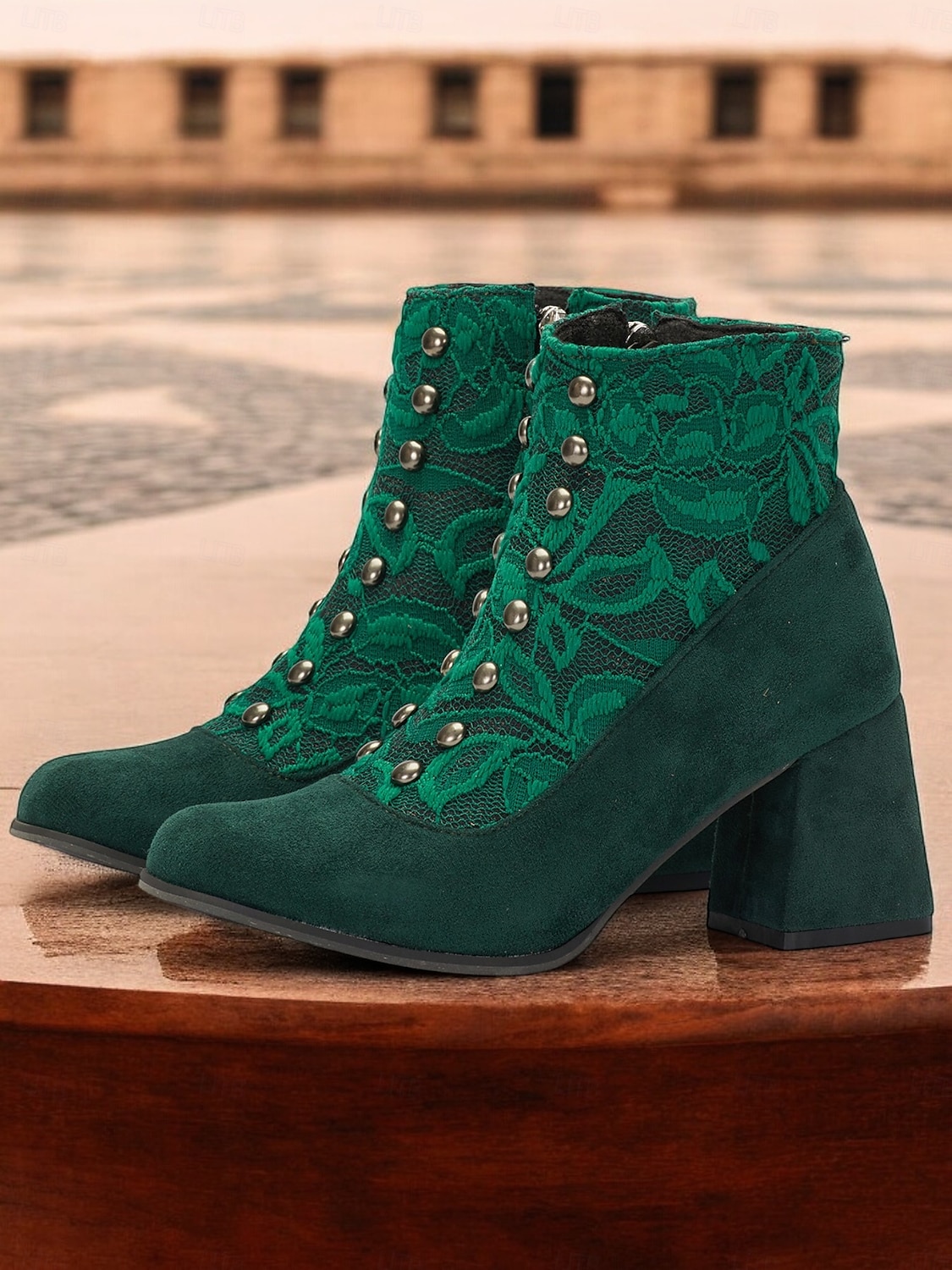 Botines de ante sintético verde para mujer con botón a presión, capa de encaje y cremallera lateral: diseño de inspiración vintage con tacón de bloque, perfectos para conjuntos elegantes y ocasiones especiales 2025 - $64.99 –P1