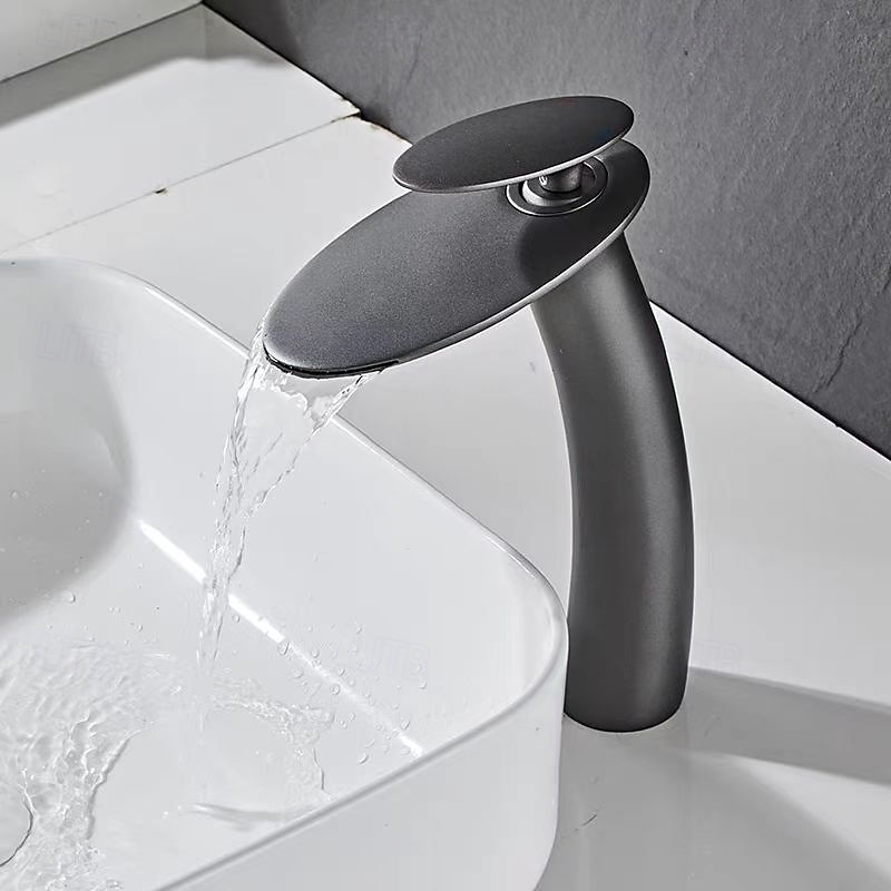 Robinet de lavabo de salle de bain cascade avec tuyau d'alimentation, robinet de lavabo monotrou à poignée unique, mitigeur de lavabo à corps incliné commercial de 2025 ? $129.99 –P4