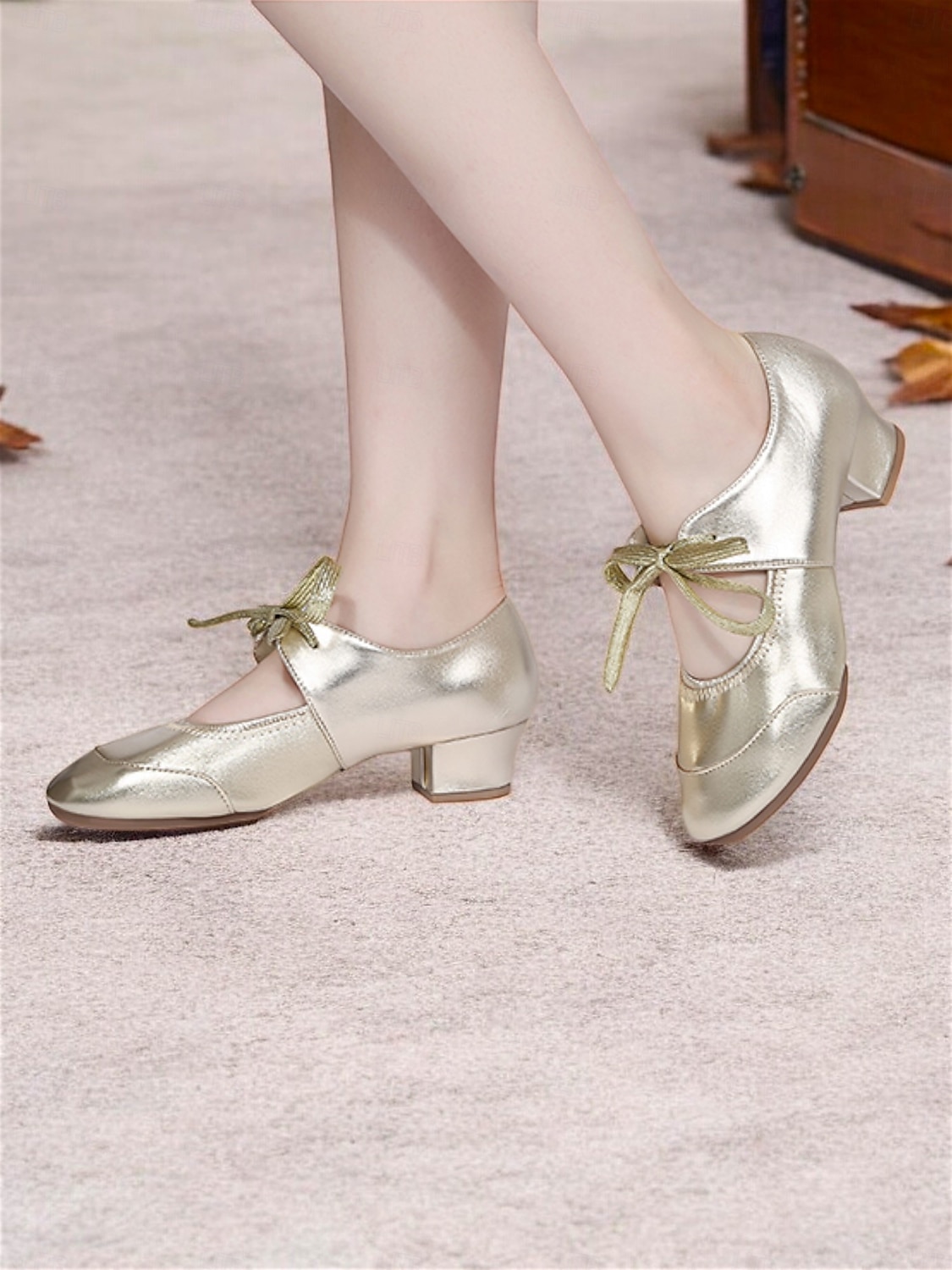 chaussures de danse à lacets dorées pour femmes avec talon bas, parfaites pour les spectacles de danse de salon, latine et jazz de 2025 ? $32.99 –P1